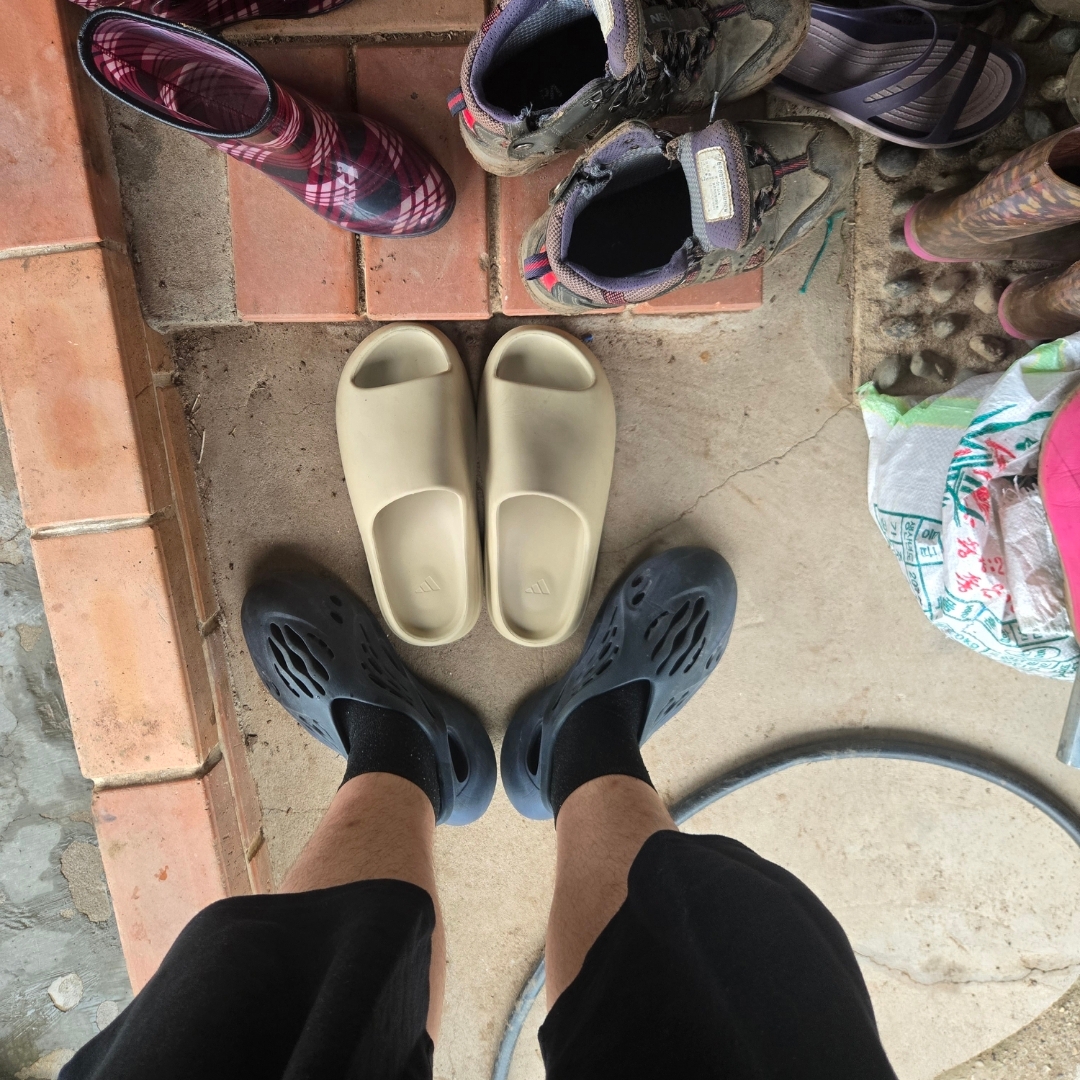 Adidas Yeezy Slide Pure, Adidas Yeezy Foam RNNR Onyx 착용 스타일 - 1