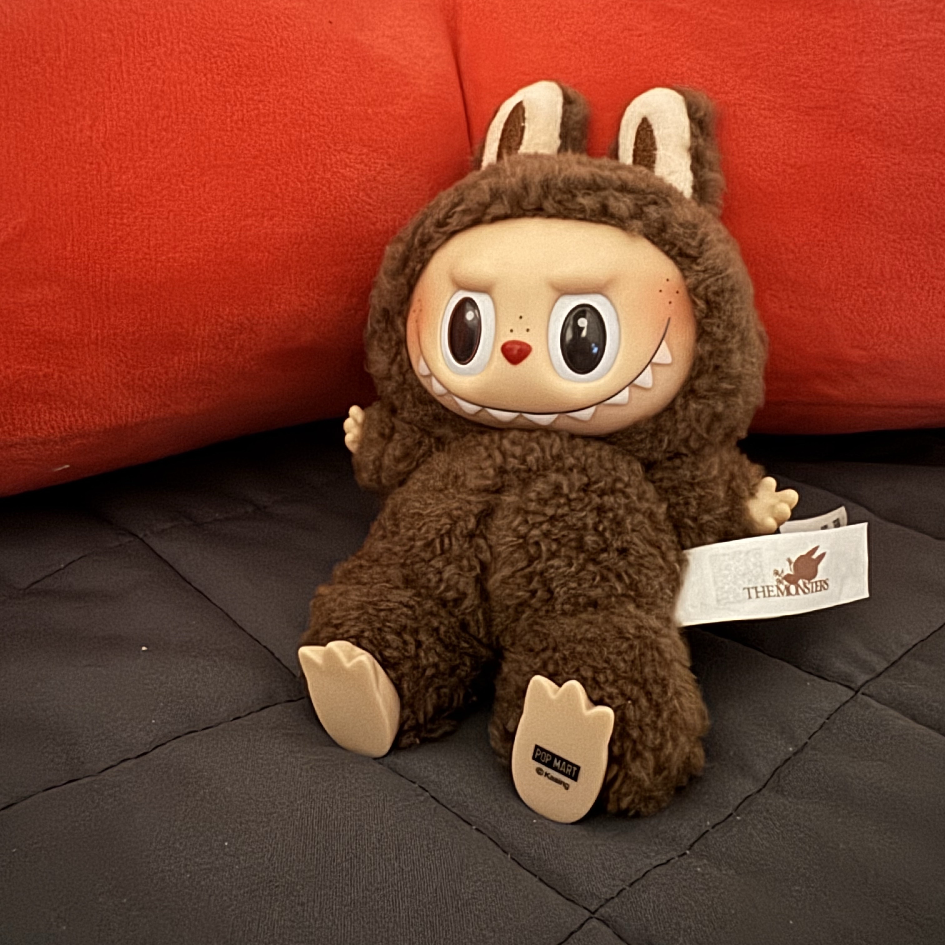 Pop Mart Labubu The Monsters Labubu Tasty Macarons Series Chestnut Cocoa Keyring (Opened Case) 착용 스타일