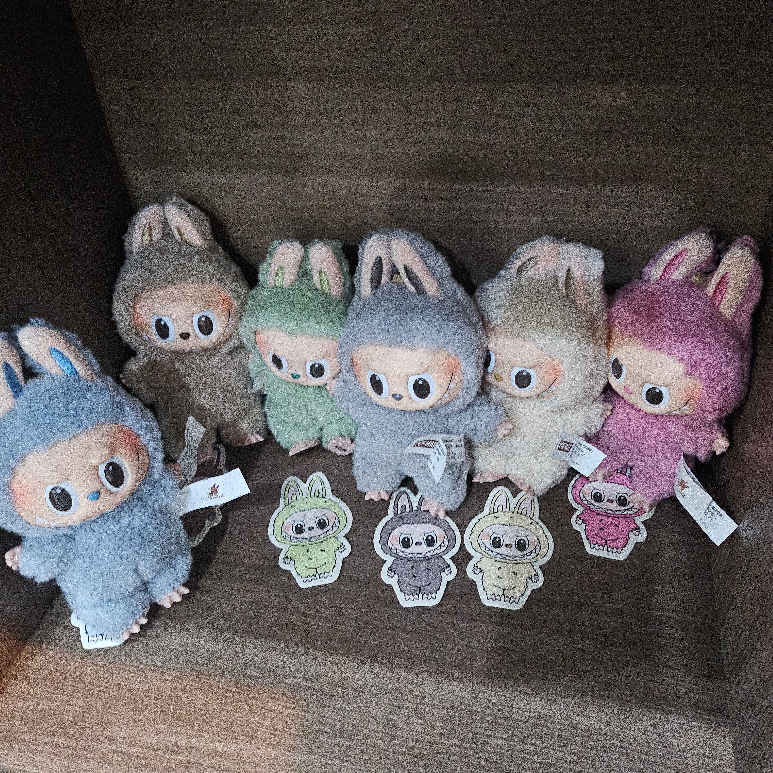 Pop Mart The Monsters Labubu Tasty Macarons Series Sealed Case (6 Blind Boxes), Pop Mart Labubu Let's Play Together Doll Series Sealed Case (6 Blind Boxes) 착용 스타일 - 4