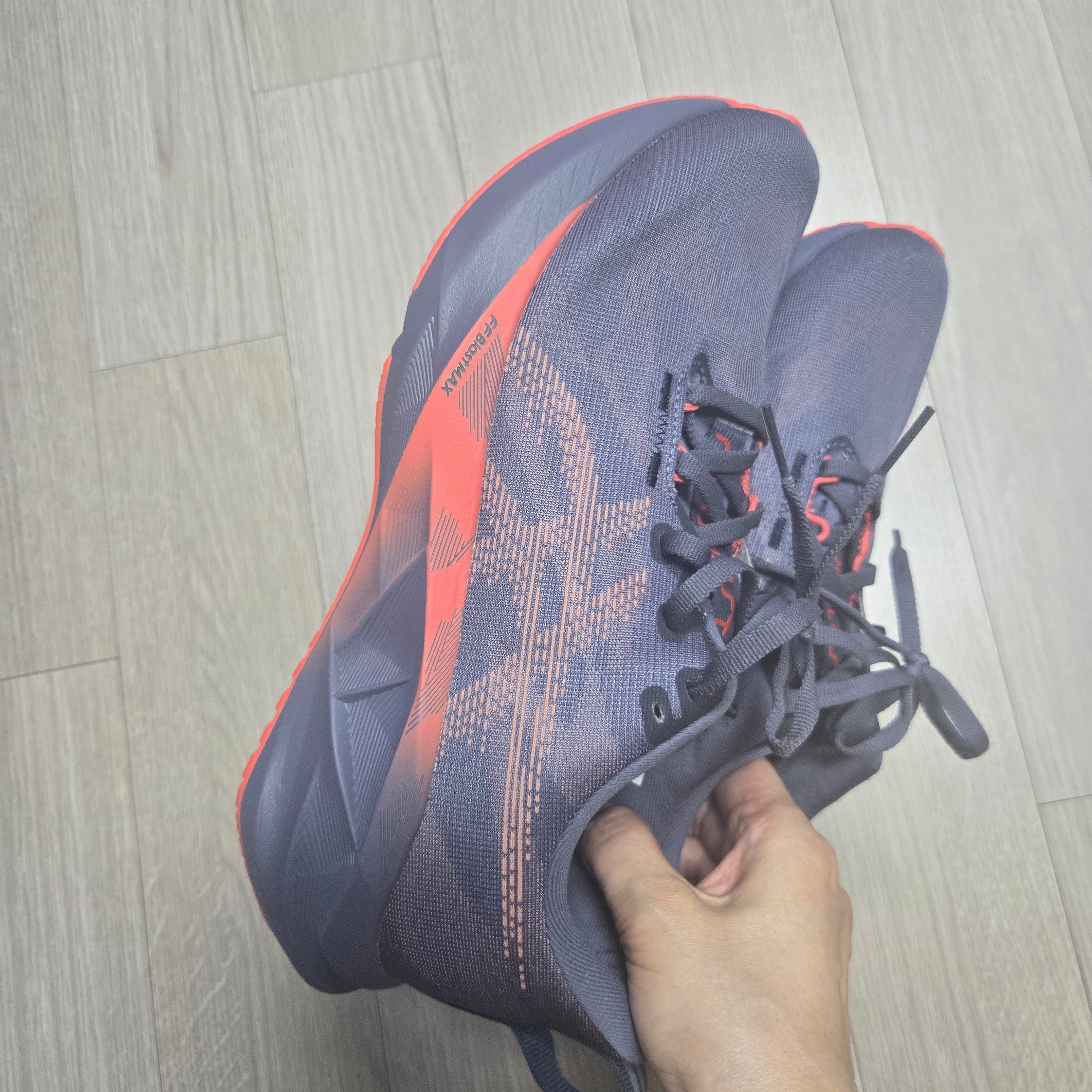Asics Novablast 5 Greyish Purple Coral Reef 착용 스타일 - 3
