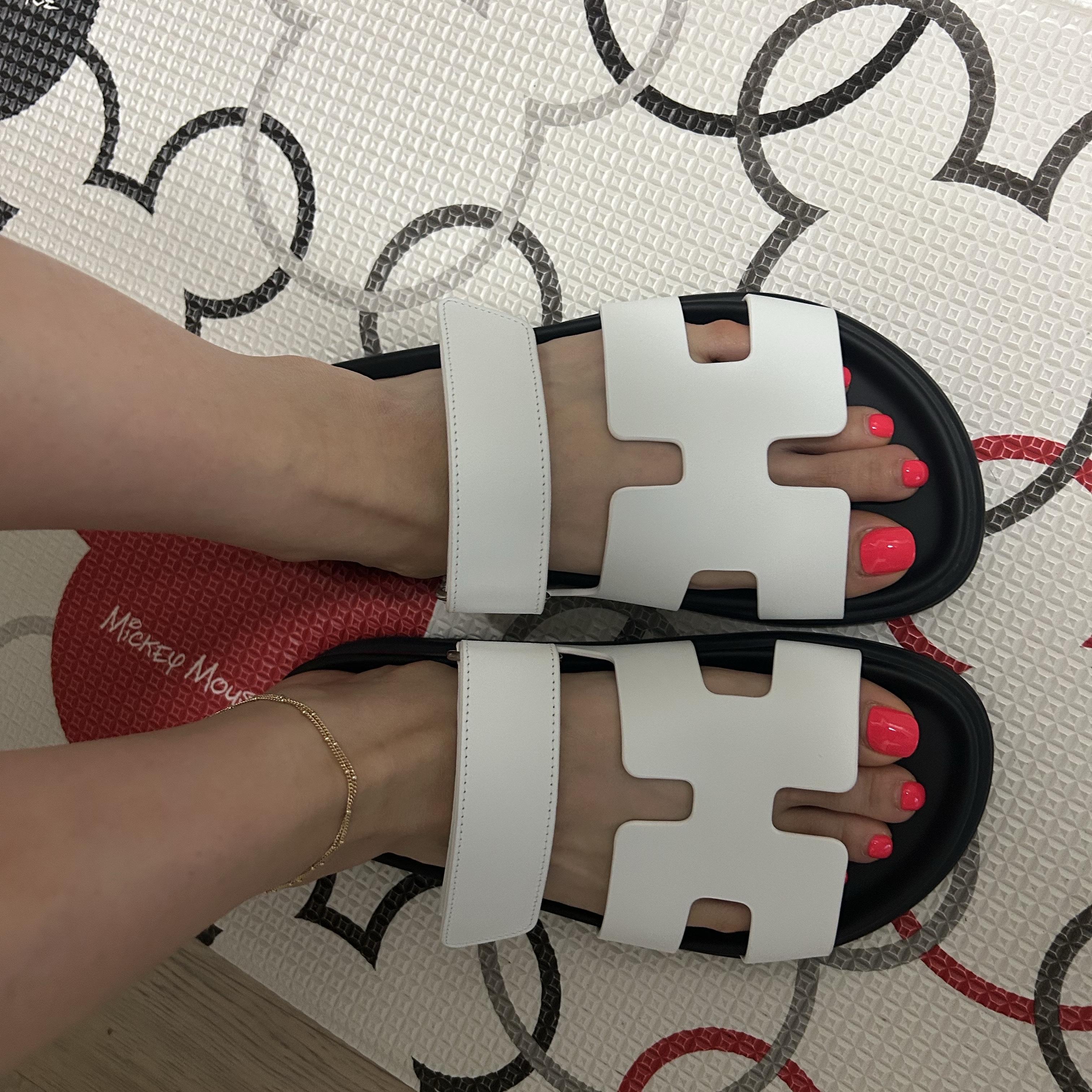 (W) Hermes Chypre Sandal Calfskin & Blanc 착용 스타일 - 2