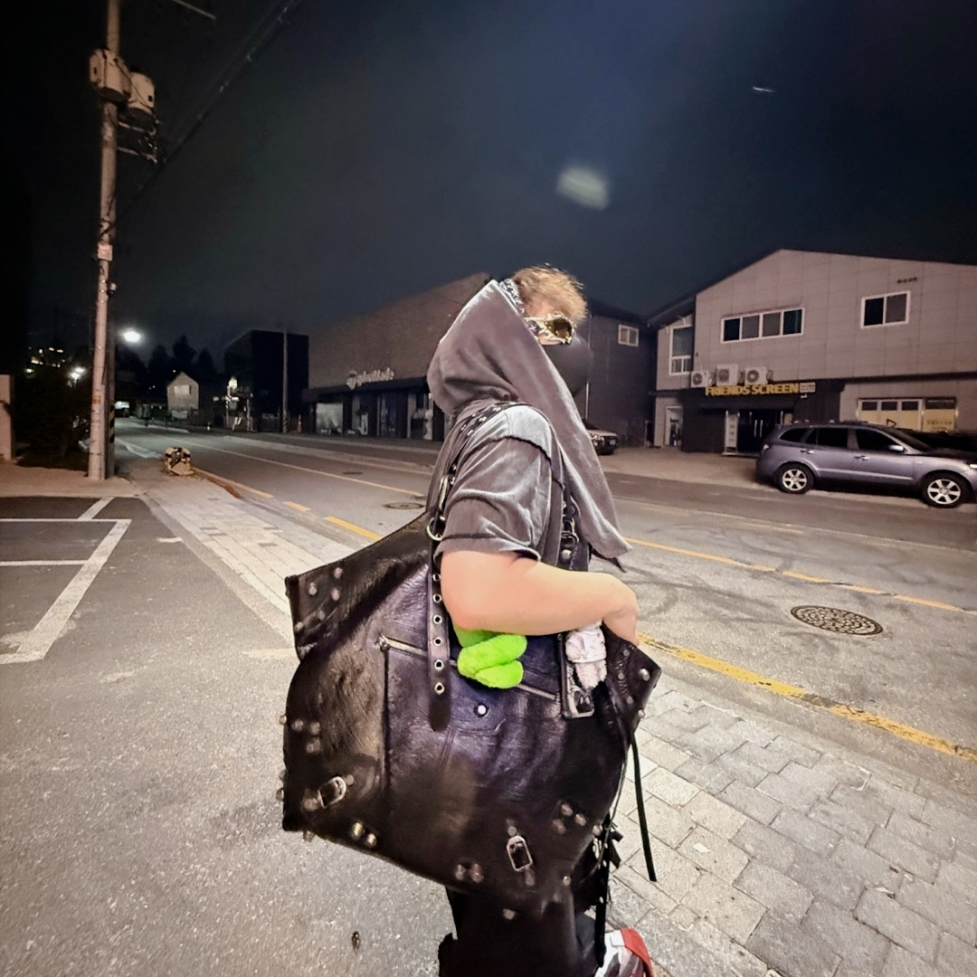 Balenciaga Le Cagole Large Carry All Bag Black, Balenciaga Platform Reduced Sneakers Black Grey 착용 스타일 - 3