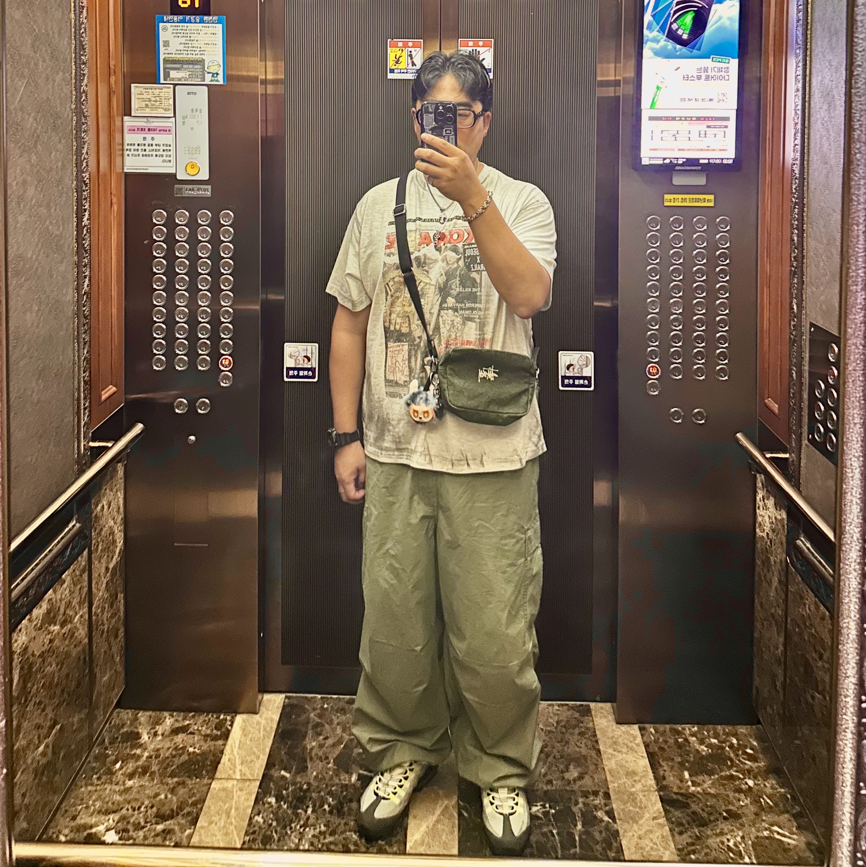 GRAILZ x KOIN SEOUL Magazine T-Shirts Melange Grey, Obey Giant Cargo Pants Lichen Green 착용 스타일 - 1