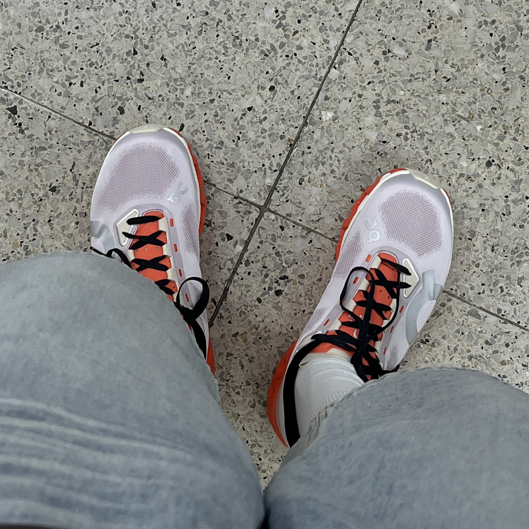 On Running Cloudmonster Hyper Mauve Flame 착용 스타일