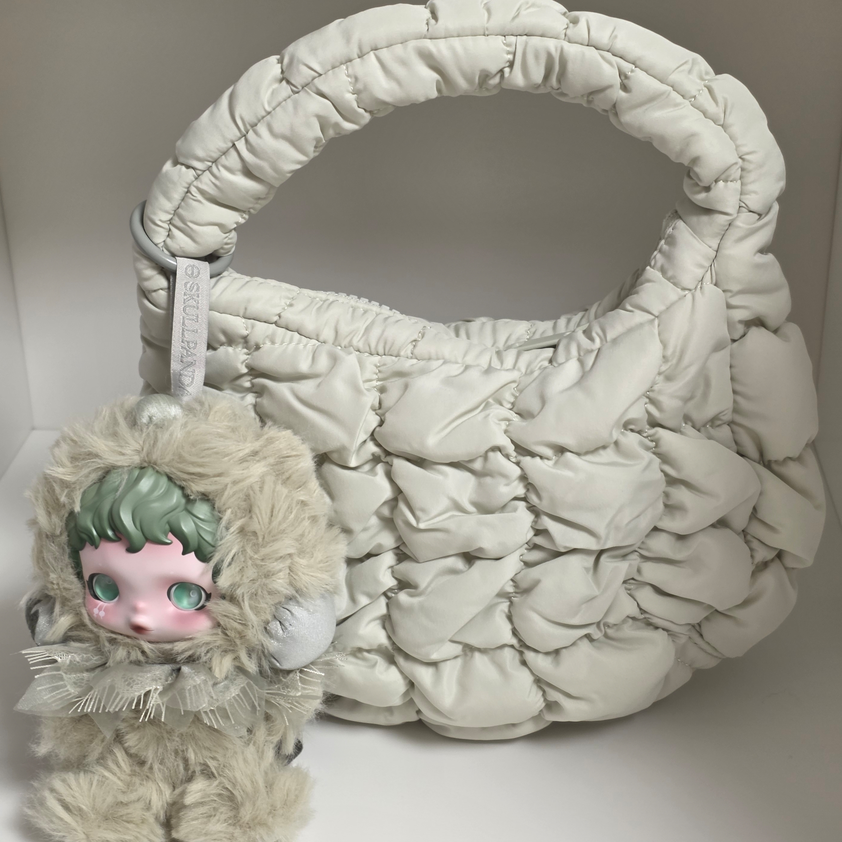 Pop Mart Skullpanda L’Impressionnisme Series Plush Doll Pond (Opened Case), COS Quilted Micro Bag Light Green 착용 스타일 - 2