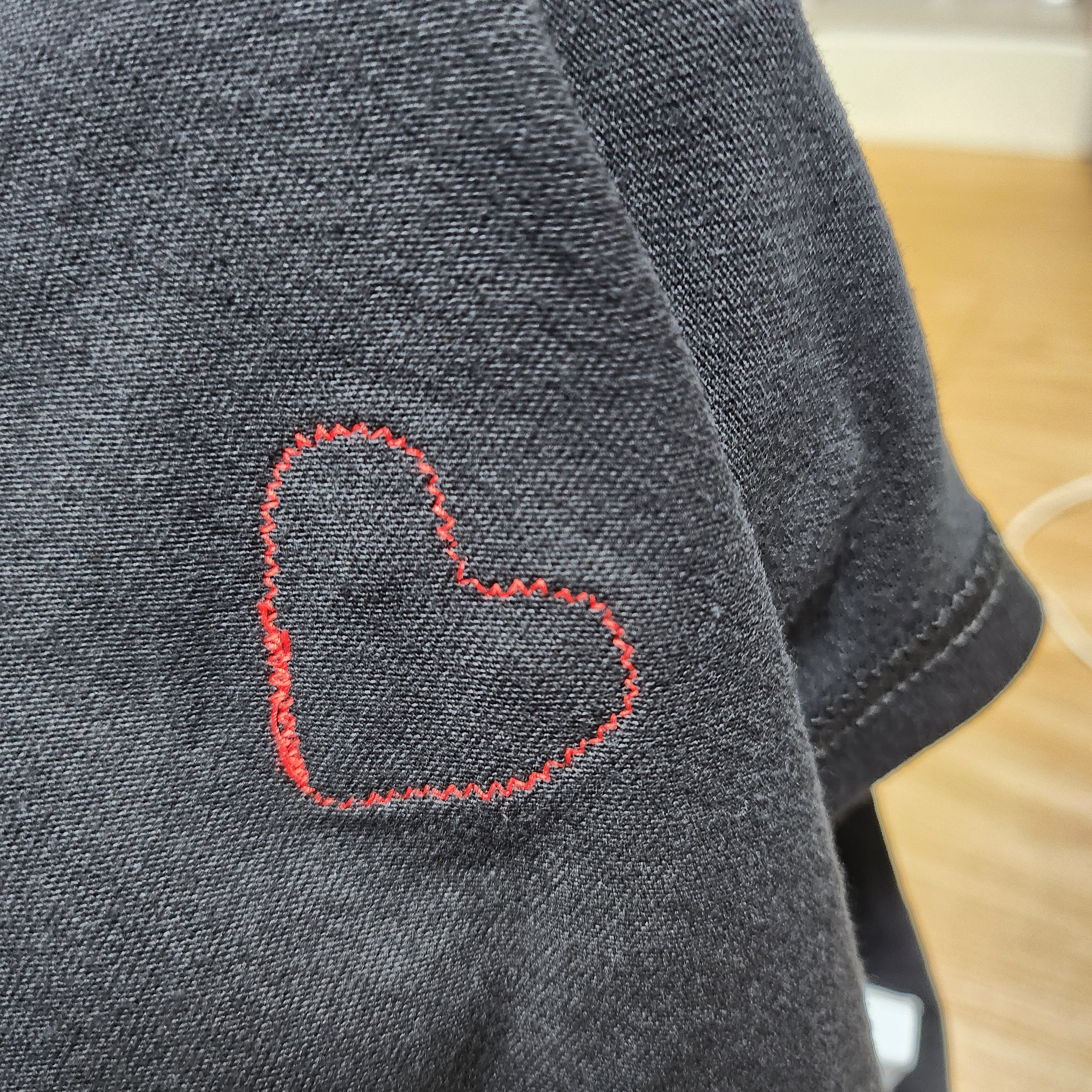 Play Comme des Garcons Red Heart T-Shirt Black 착용 스타일 - 2