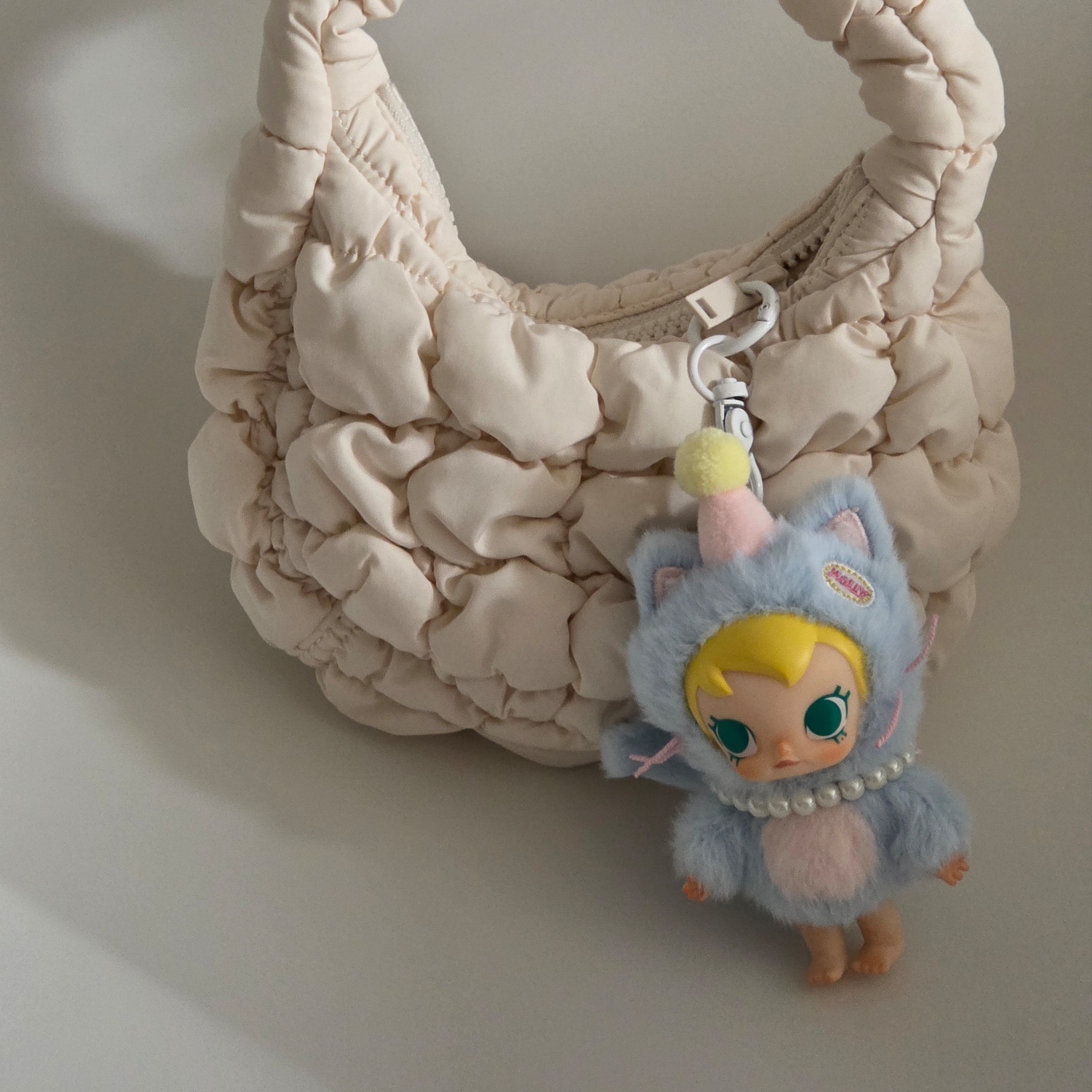 Pop Mart Baby Molly Pocket Friends Series Vinyl Plush Pendant Feeling Blue (Opened Case), COS Quilted Micro Bag Off White 착용 스타일 - 1