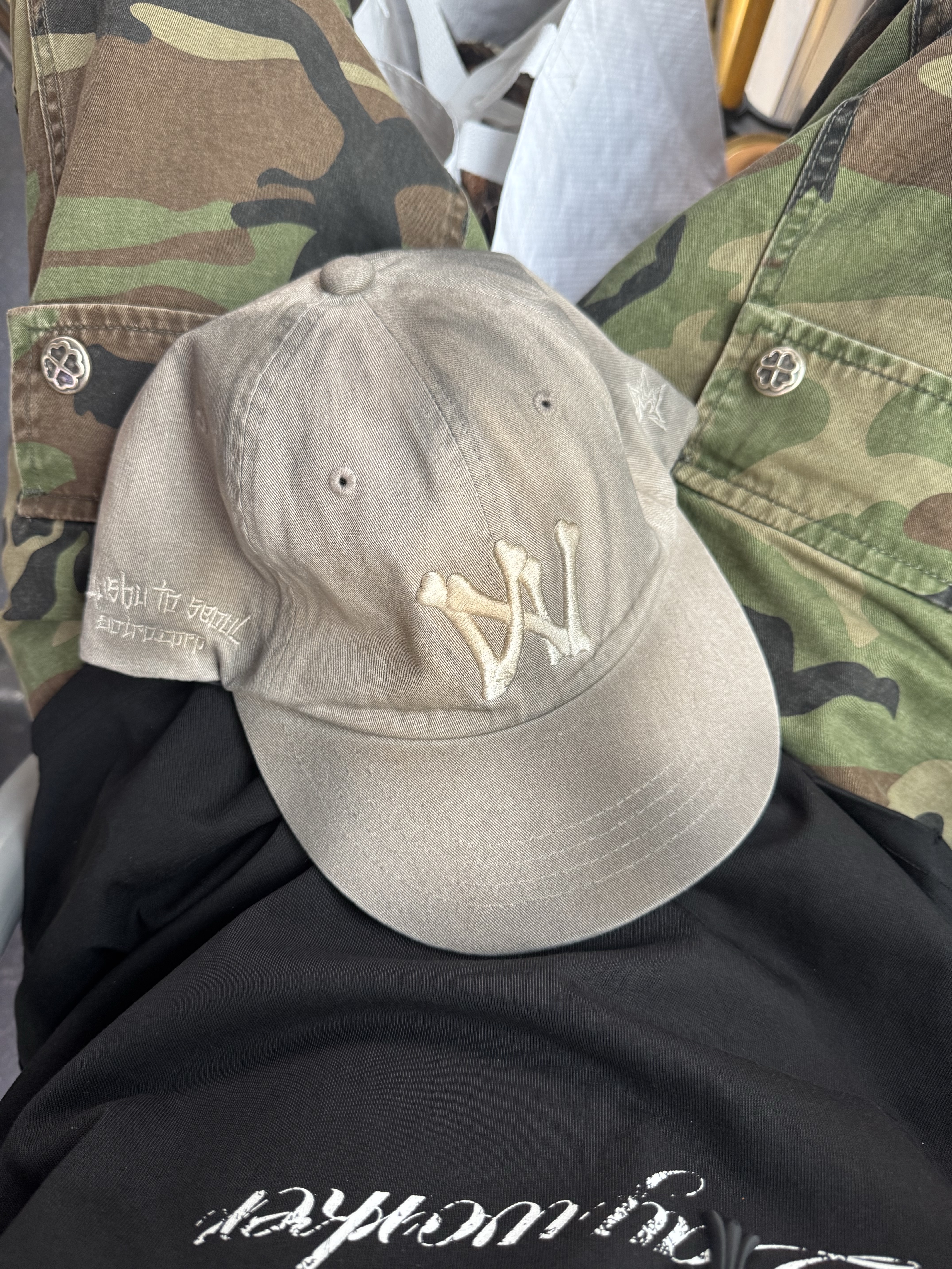 Wapworks Engineered Oxford Bermuda Khaki, Wapworks Dayworker T-Shirt Black 착용 스타일 - 5