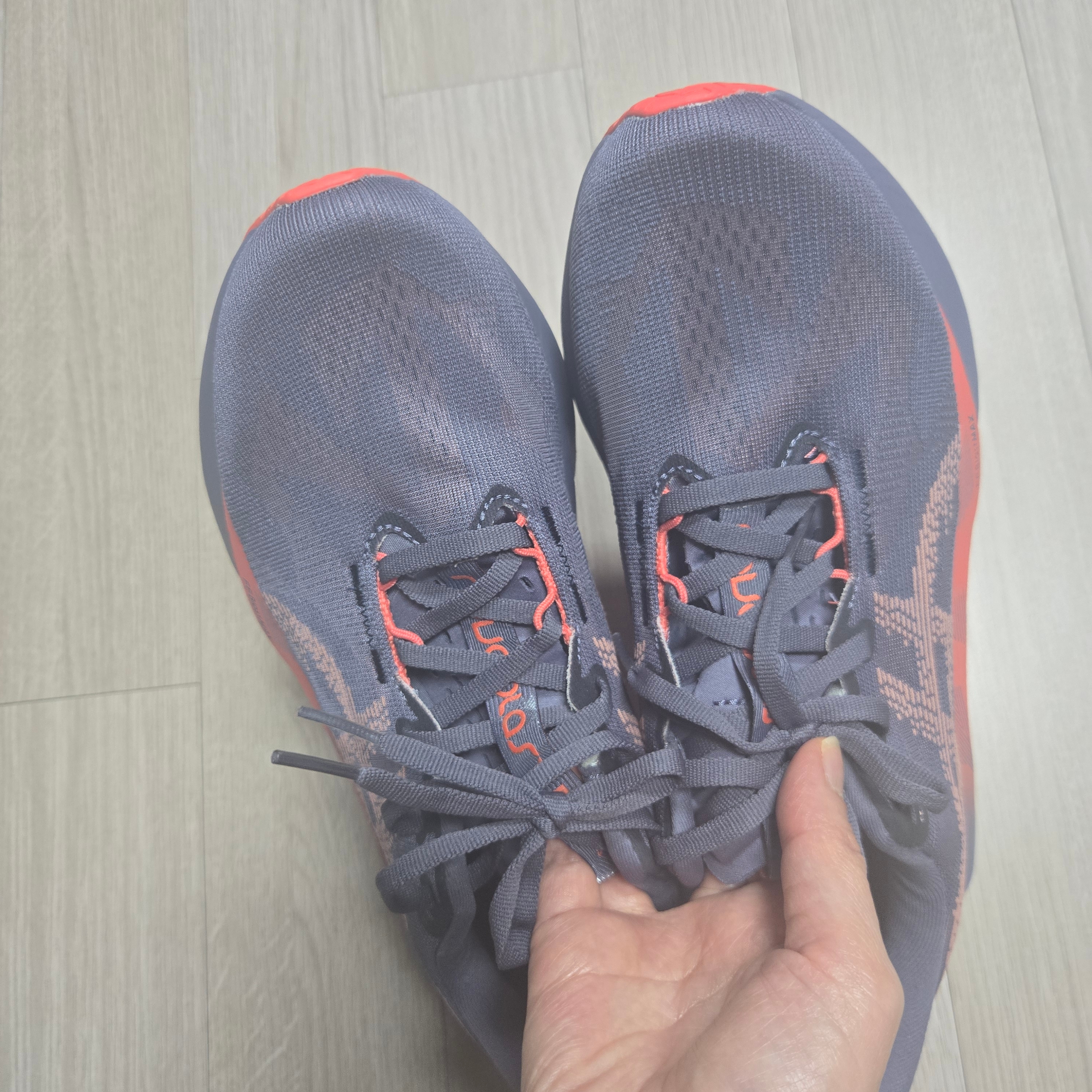 Asics Novablast 5 Greyish Purple Coral Reef 착용 스타일 - 2
