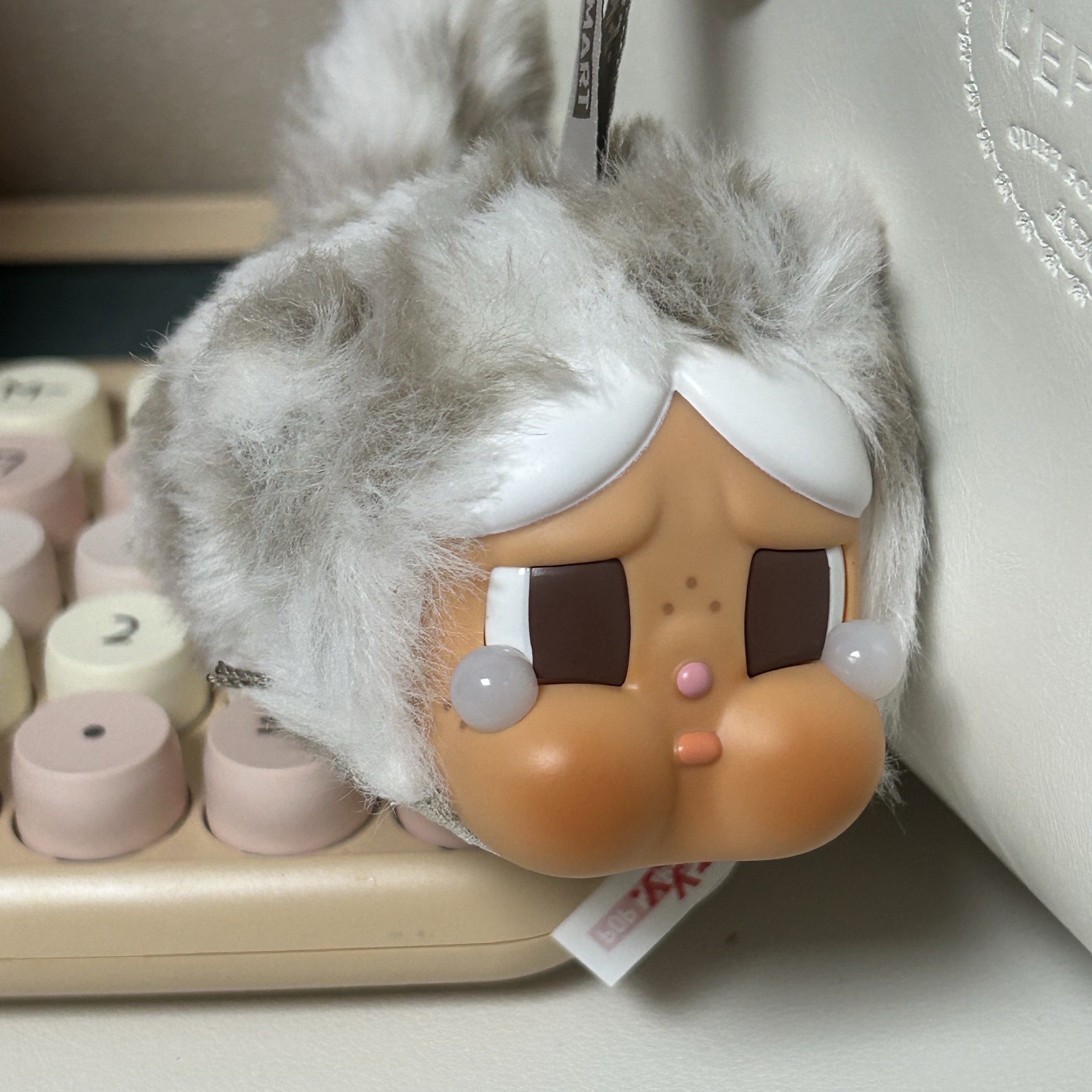 Pop Mart Crybaby Wild But Cutie Series Vinyl Plush Pendant Vanilla Cutie (Opened Case) 착용 스타일