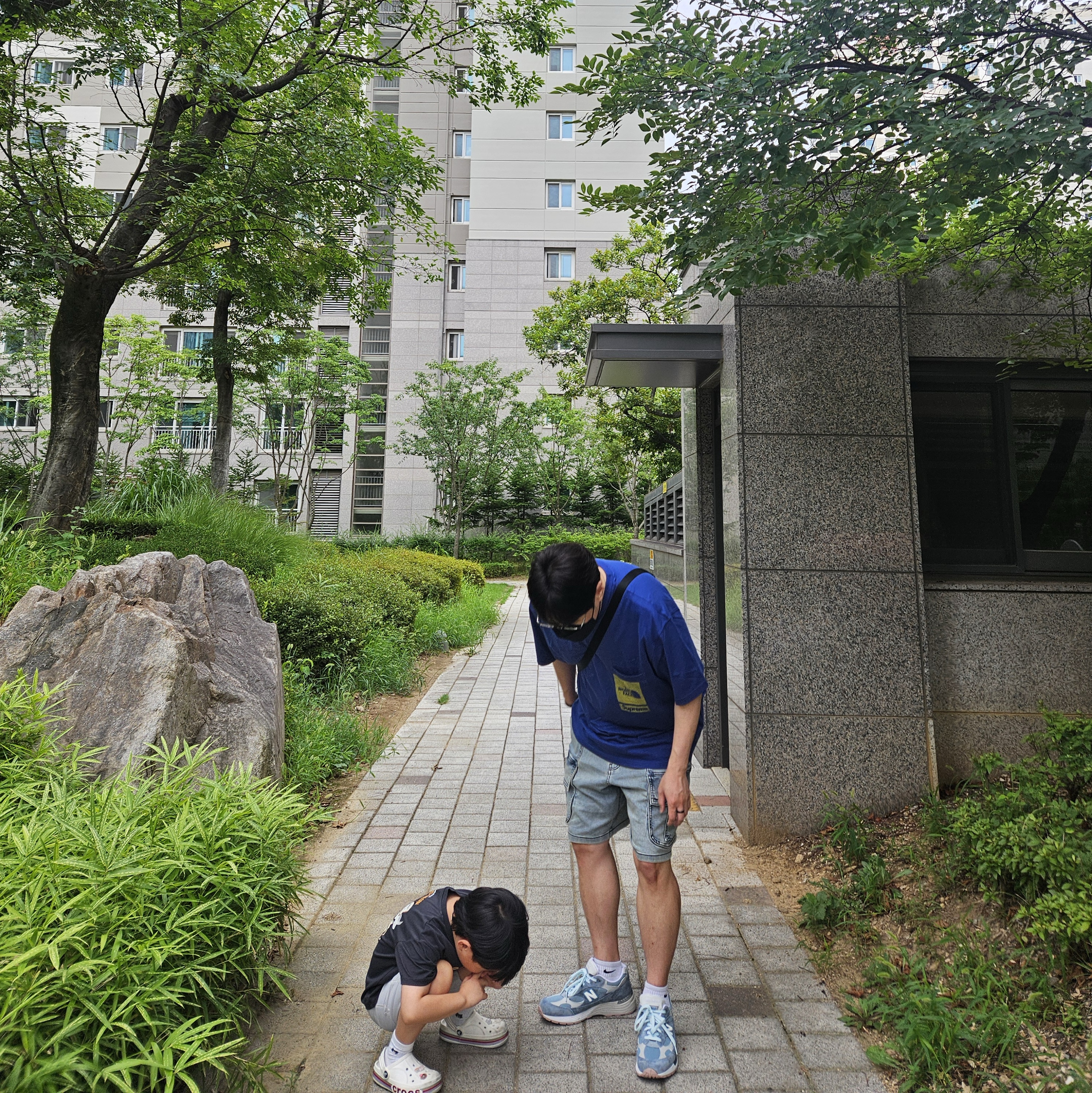 New Balance x Kith 992 Made in USA Aegean Blue Oyster, Supreme x The North Face Printed Pocket T-Shirt Navy - 23SS 착용 스타일