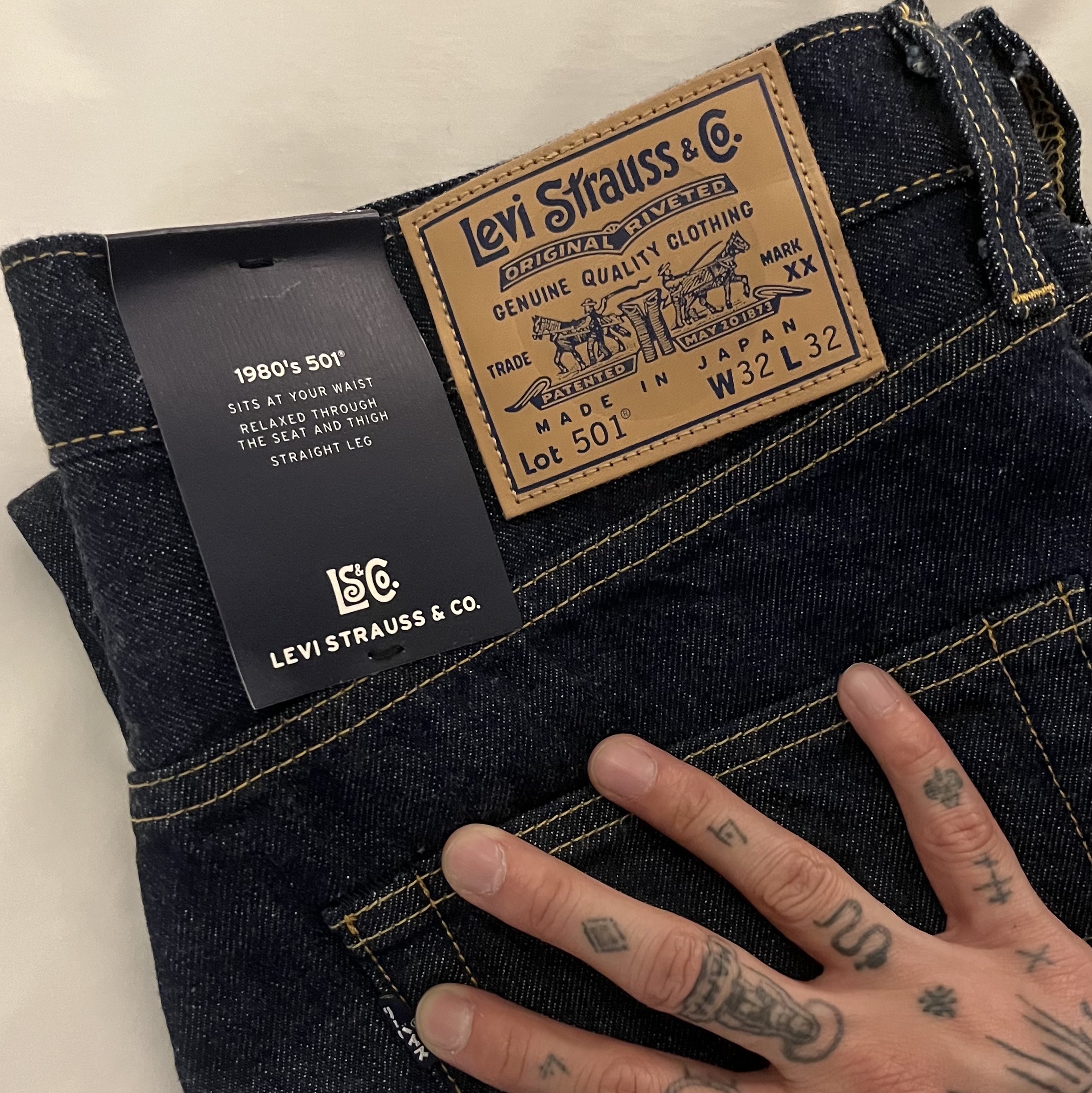 Levi's Bluetab 1980's 501 Jeans Dark Wash 착용 스타일 - 2