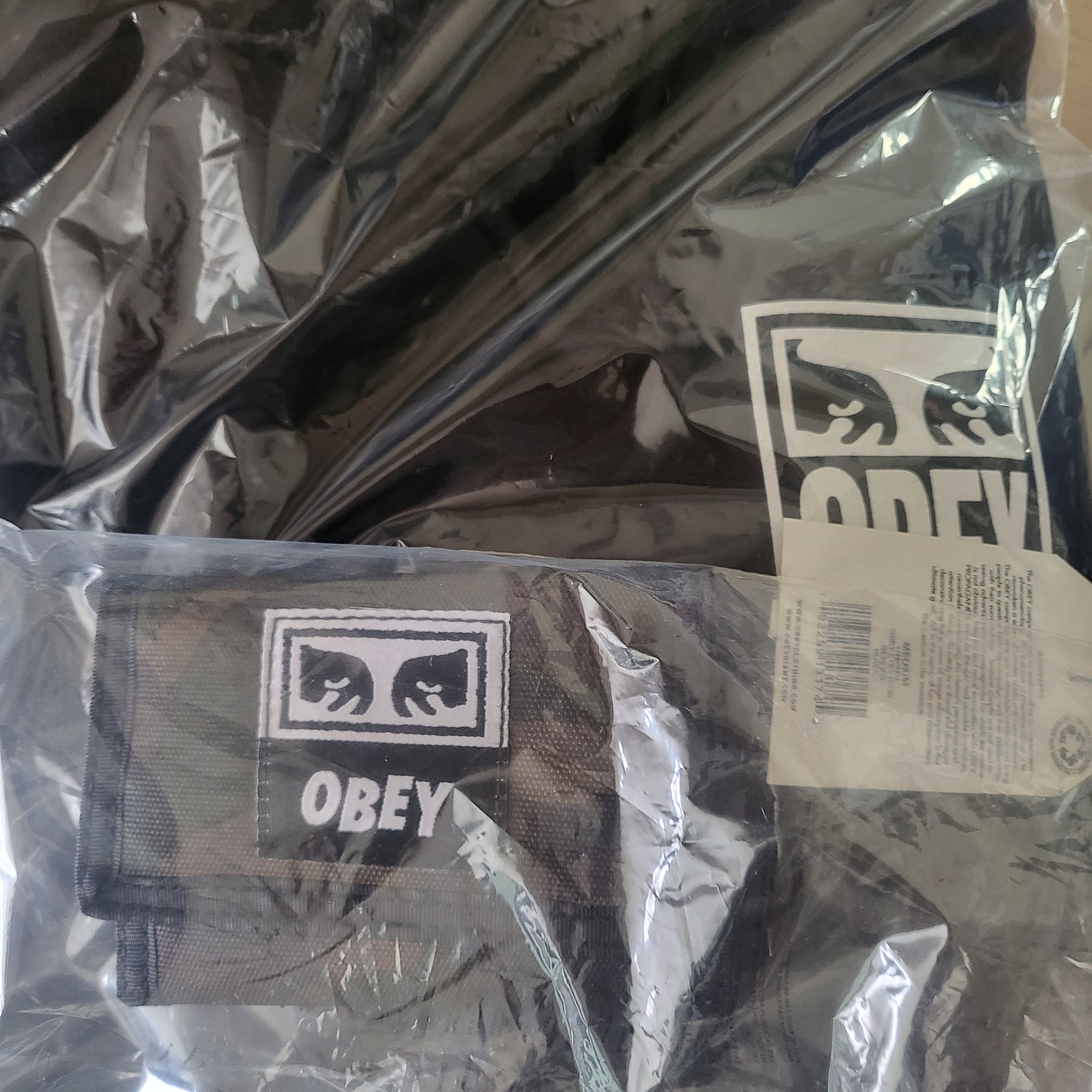 Obey Eyes Icon Hood Black, Obey Block Tri-Fold Wallet Black 착용 스타일