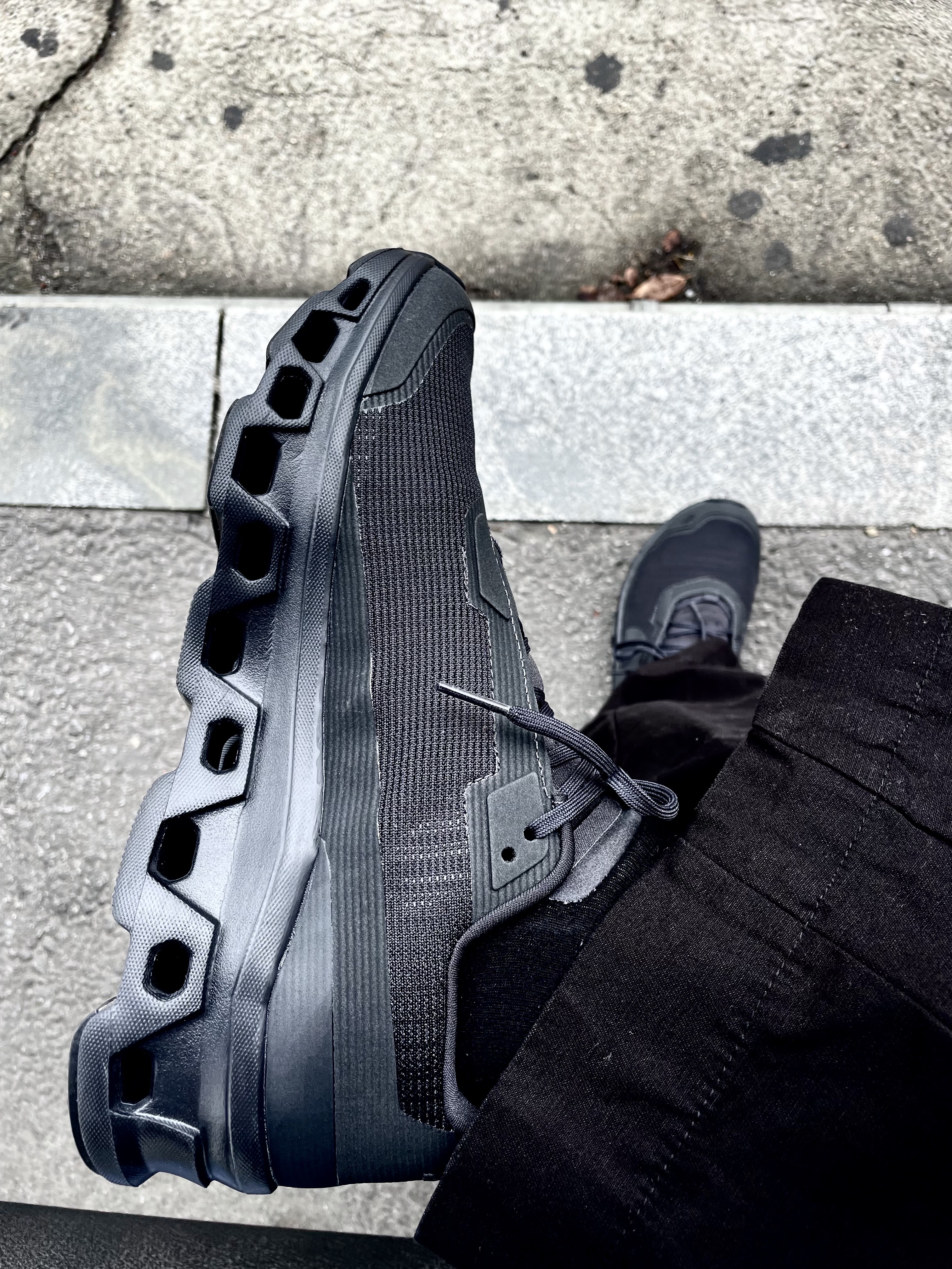 On Running Cloudmonster Void Black, Sansan Gear Nylon Wing Cap Black - 22FW 착용 스타일 - 3