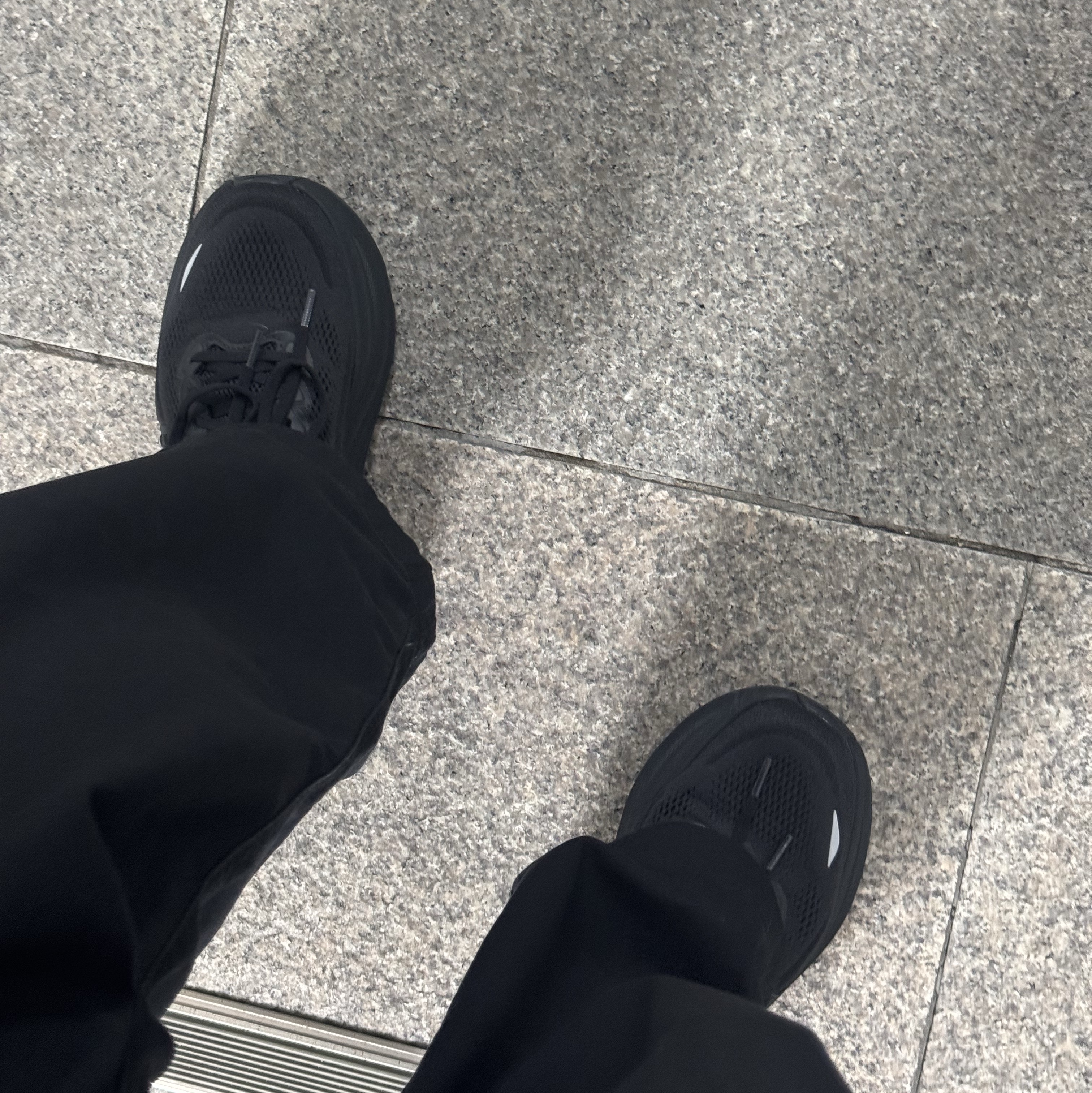 Hoka Bondi 9 Black - Wide 착용 스타일