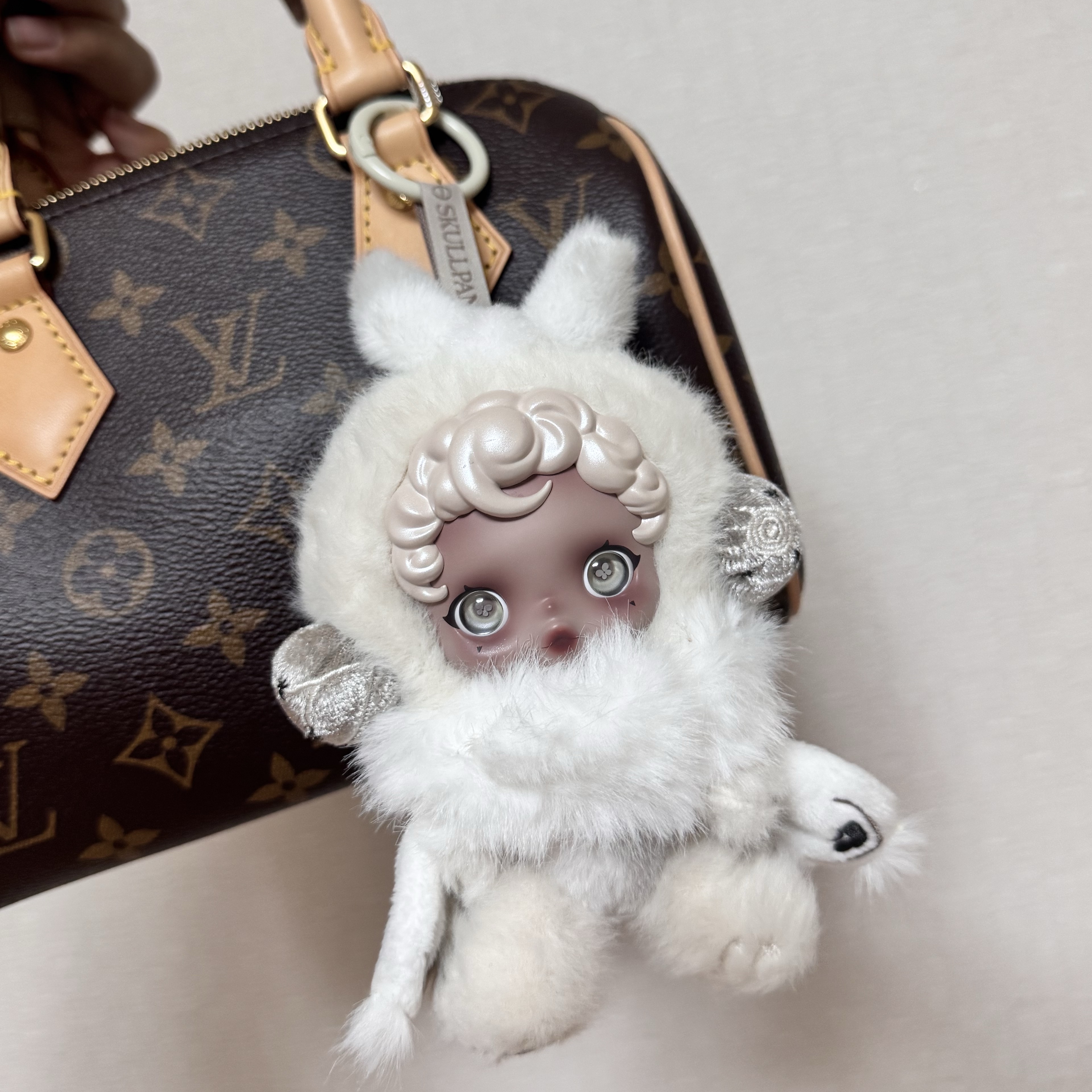 Pop Mart Skullpanda L’Impressionnisme Series Plush Doll Mist (Opened Case), Louis Vuitton Speedy Bandouliere 20 Monogram Beige 착용 스타일