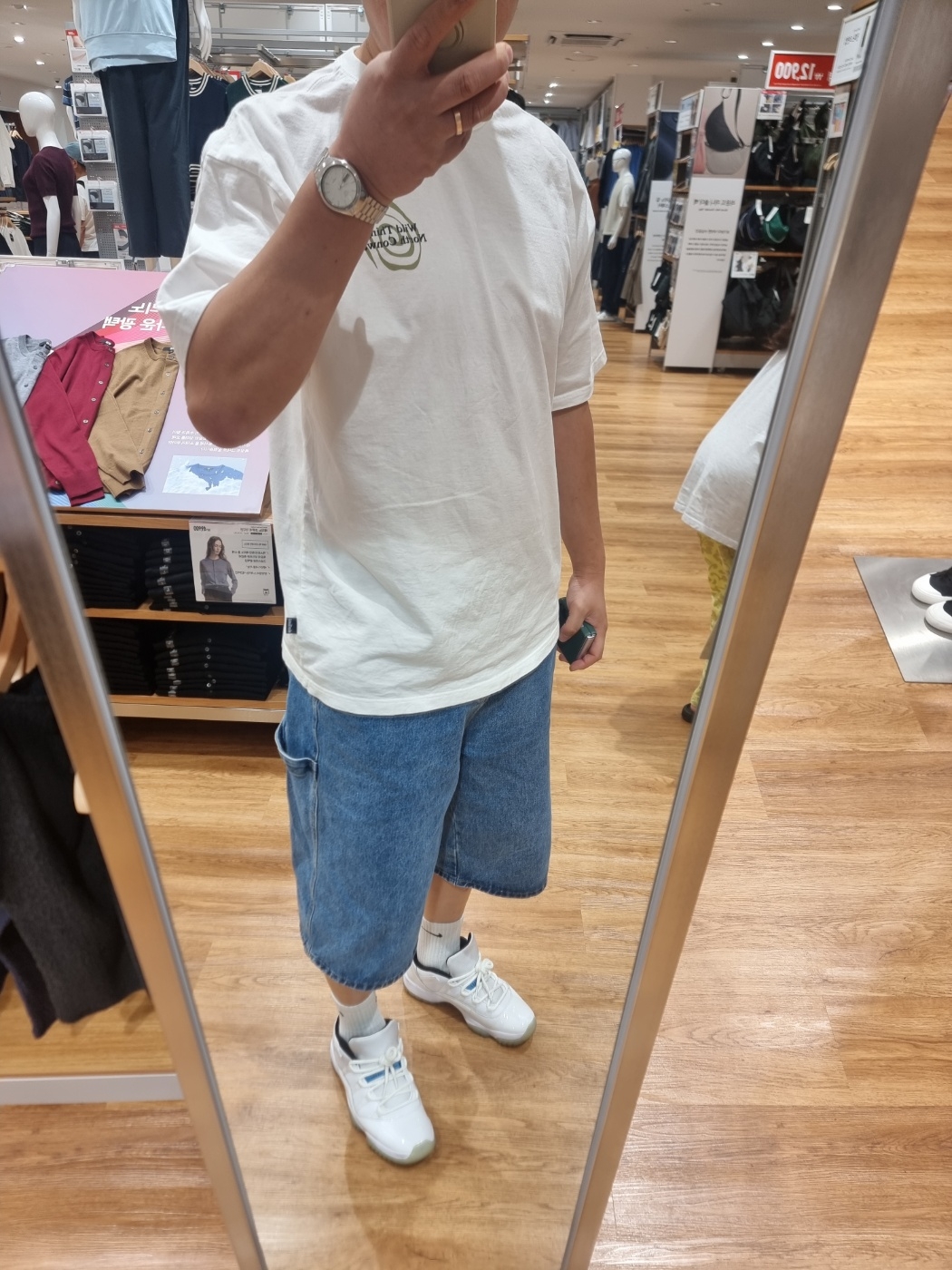 Suade Carpenter Denim Shorts Blue, Jordan 11 Retro Low Legend Blue 착용 스타일