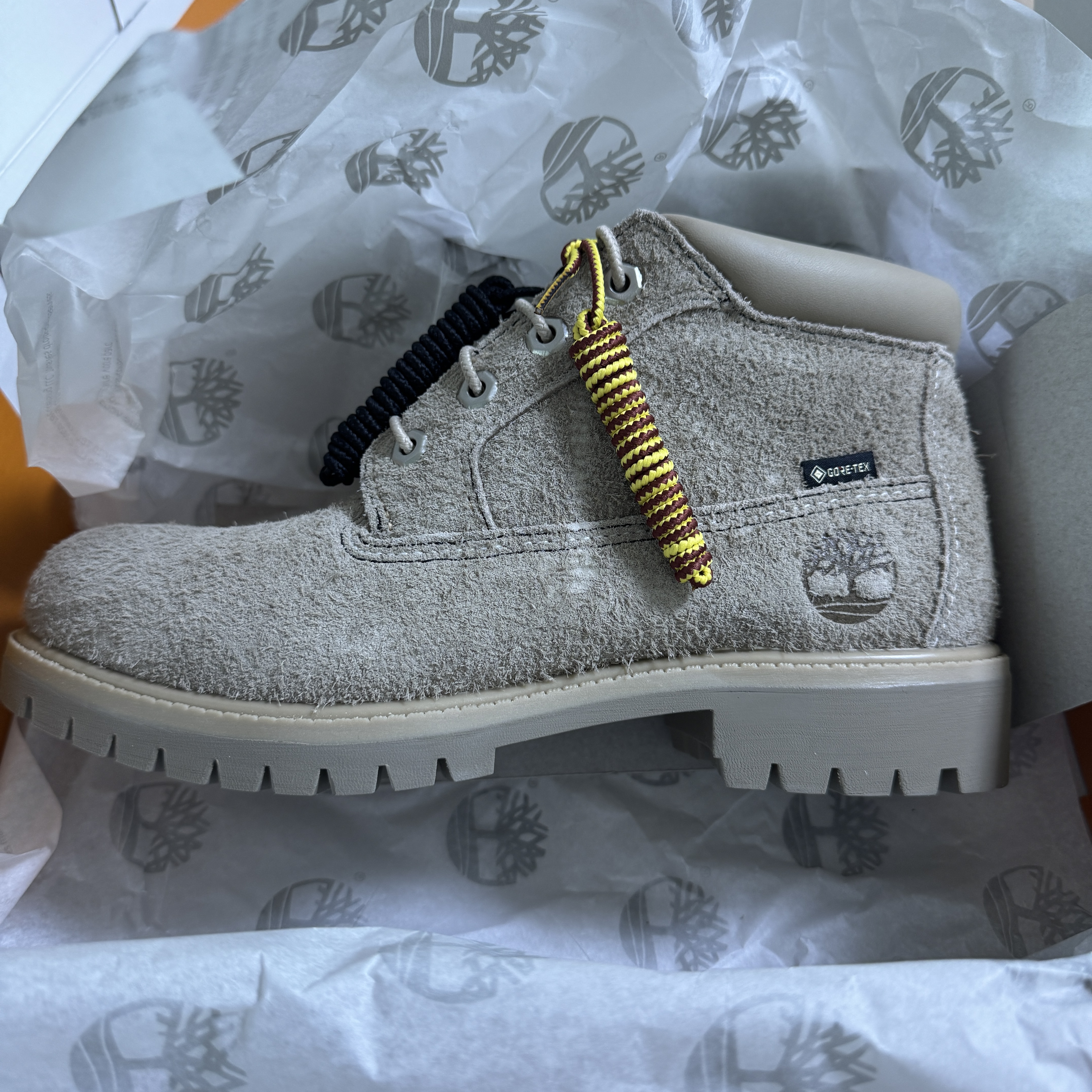 Timberland x Nonnative Mid Lace Waterproof Chukka Medium Beige Suede - Wide 착용 스타일
