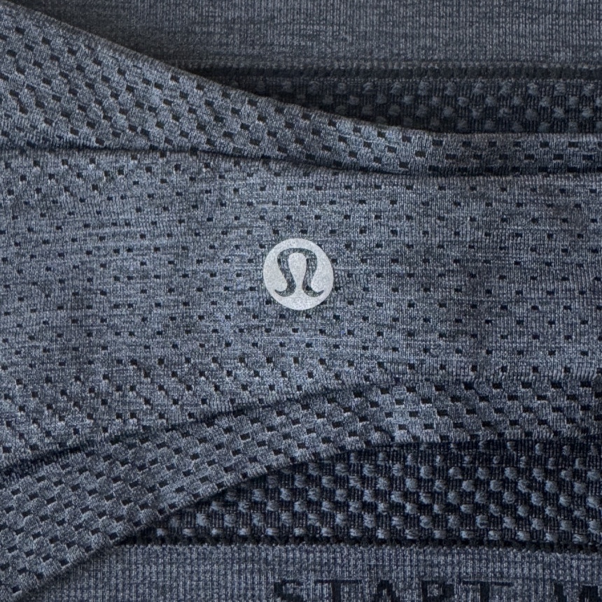 Lululemon Metal Vent Tech Seamless Wide Headband Black Solar Grey, Nike Dri-Fit ADV Ace Tennis Visor Black 착용 스타일 - 4