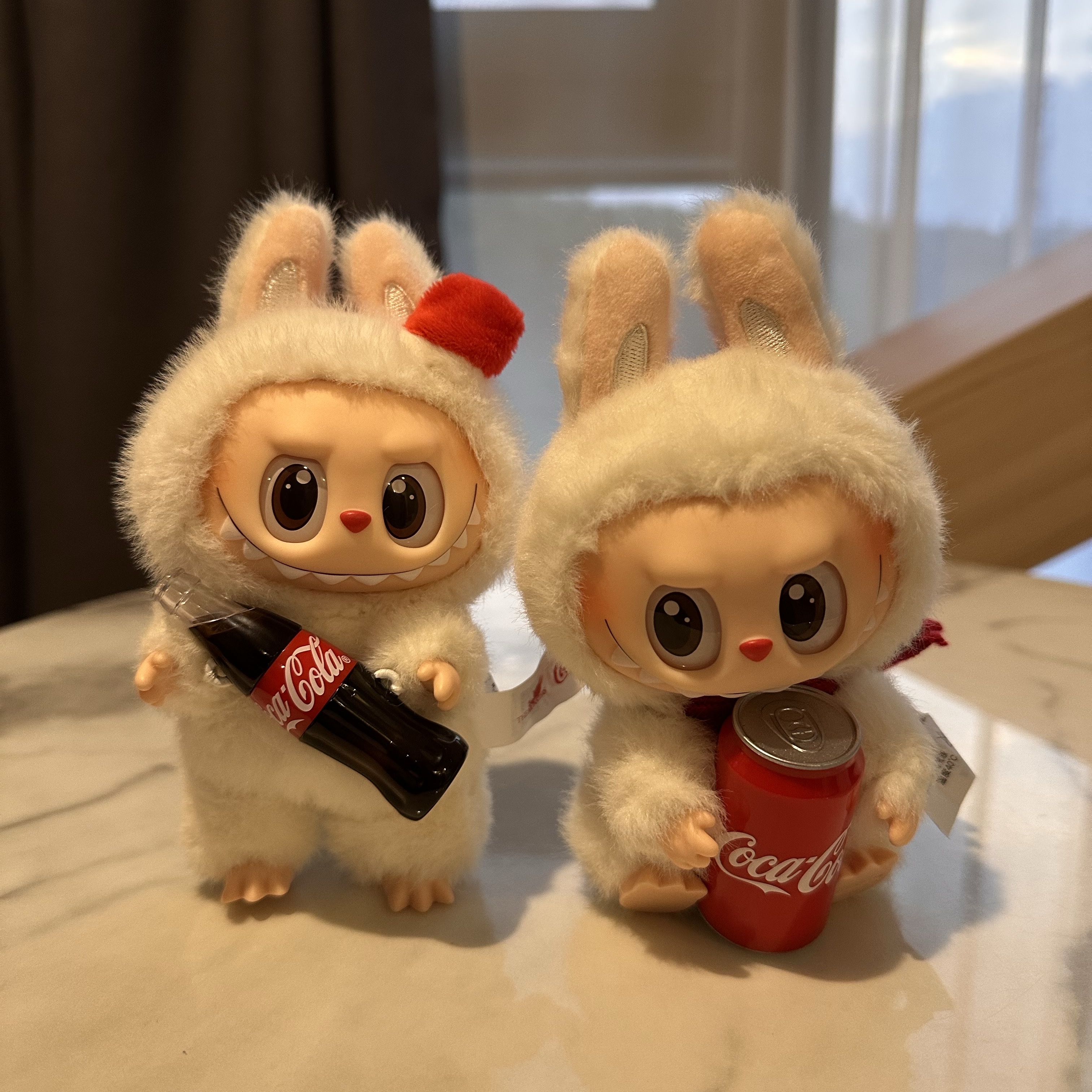Pop Mart Labubu Coca Cola Series Keyring Sealed Case (6 Blind Boxes) 착용 스타일