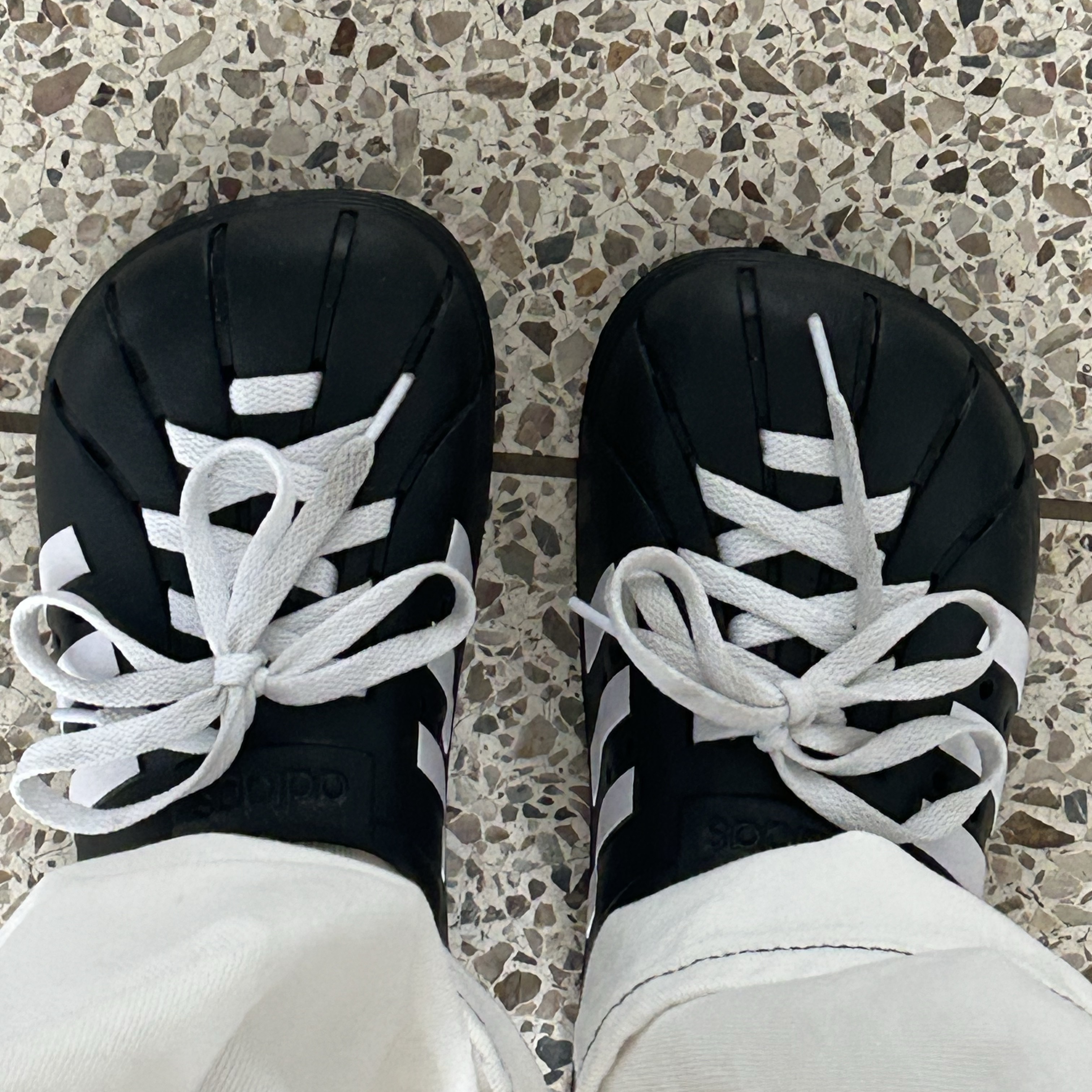 Adidas Adilette Clog Black White 착용 스타일