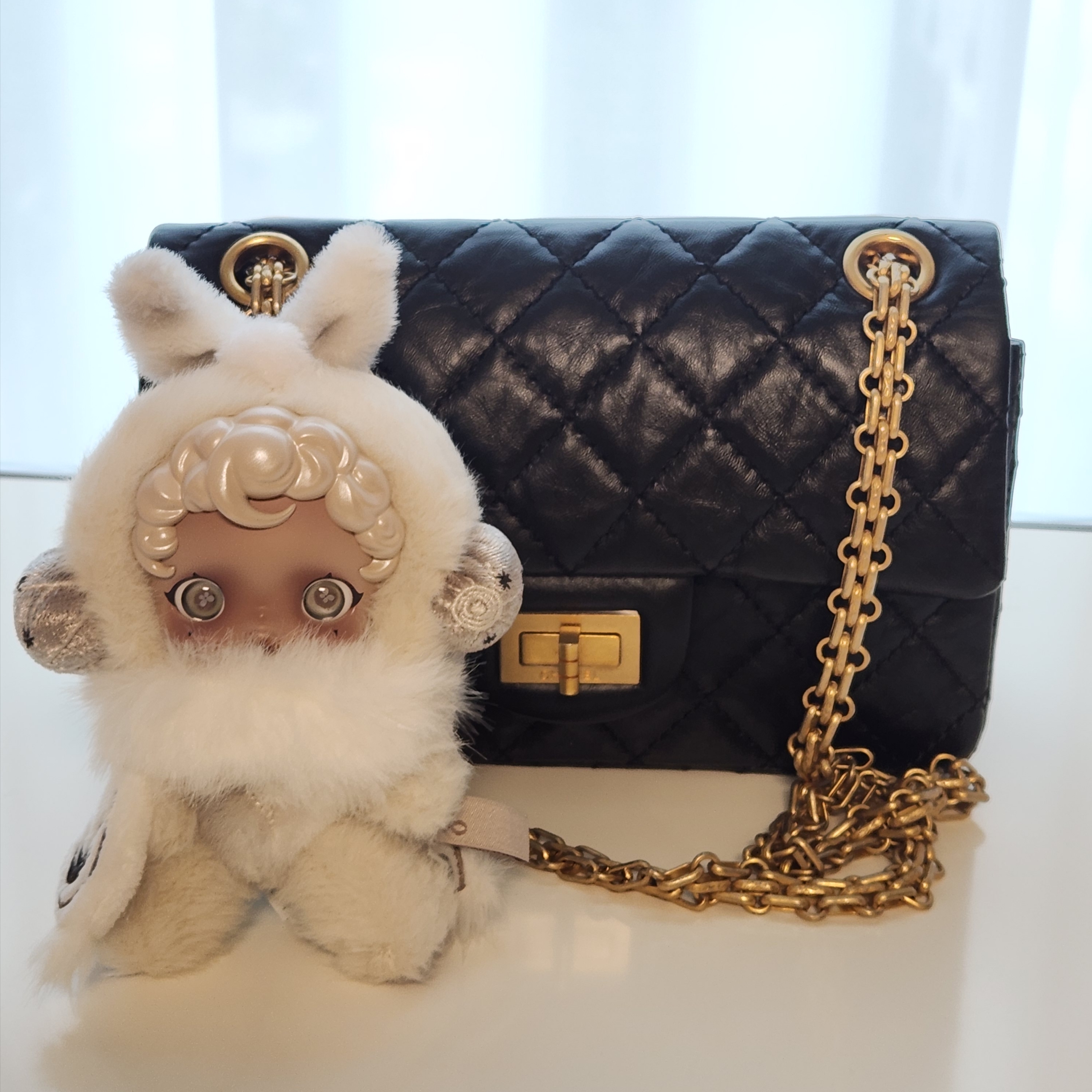 Pop Mart Skullpanda L’Impressionnisme Series Plush Doll Mist (Opened Case), Chanel Mini 2.55 Handbag Aged Calfskin & Gold Black 착용 스타일 - 2