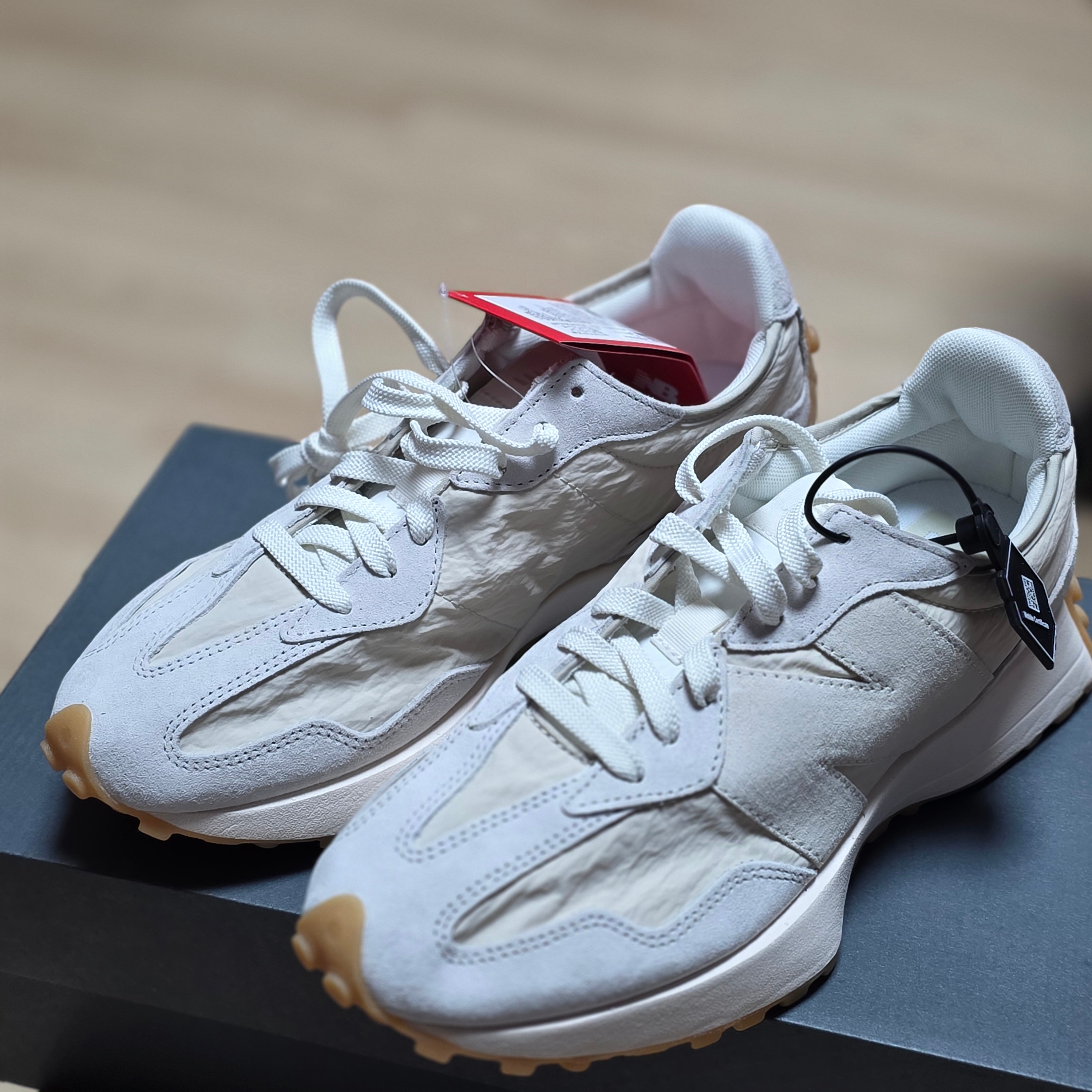 New Balance 327 Clean Vintage Moonbeam 착용 스타일