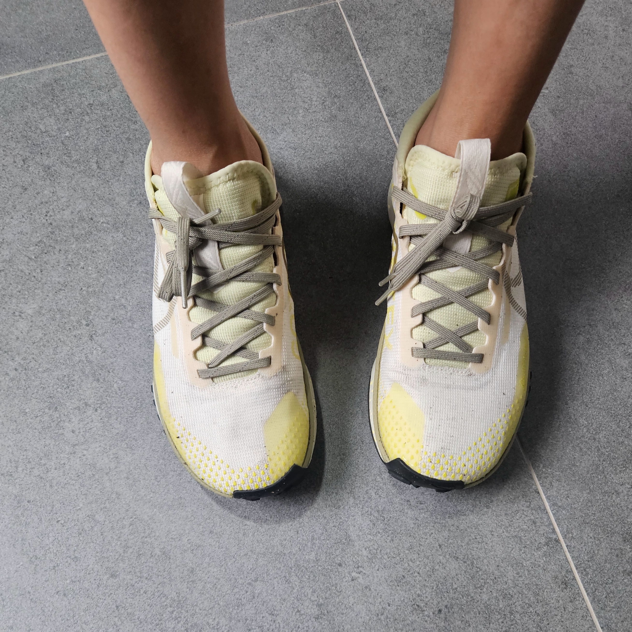 (W) Nike React Pegasus Trail 4 Gore-Tex Pale Ivory Luminous Green 착용 스타일 - 2