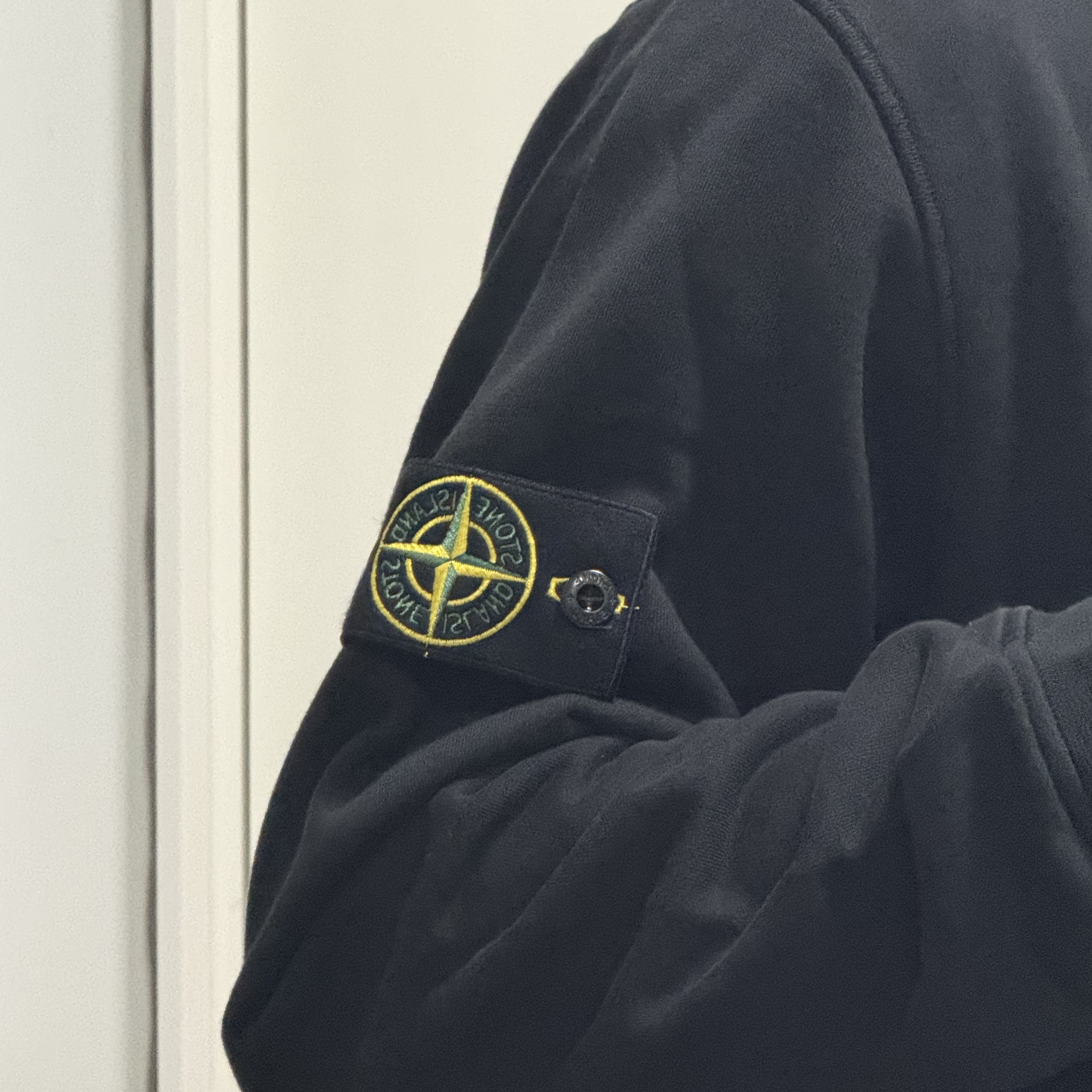 Stone Island 6100044 Organic Cotton Fleece Crewneck Sweatshirt with Ribbed Details Black - 25SS 착용 스타일