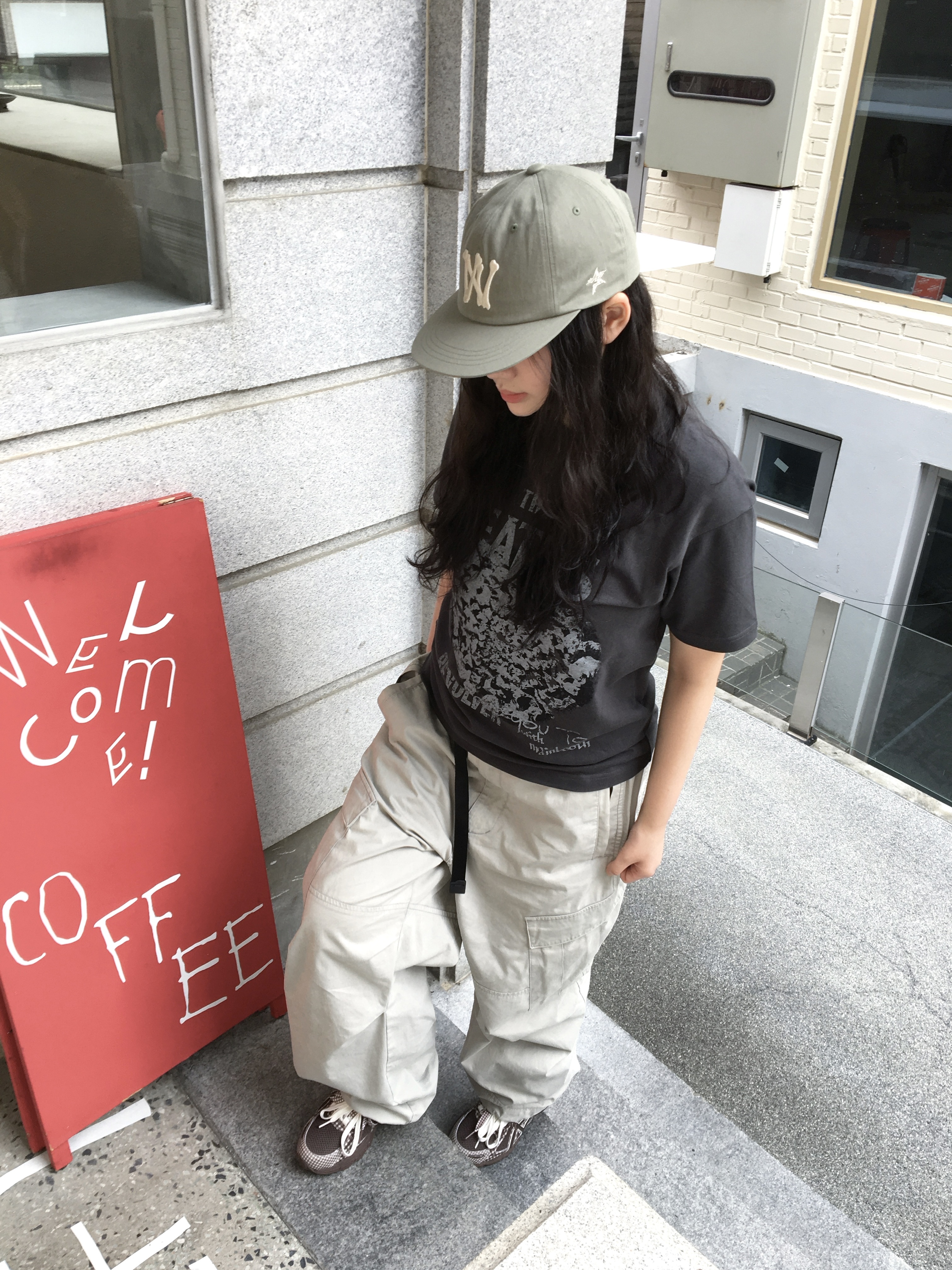 Aoiro 6-Panel Bone A/N Cap Olive, Asics x Story mfg. Gel-Venture 6 Reddish Brown 착용 스타일
