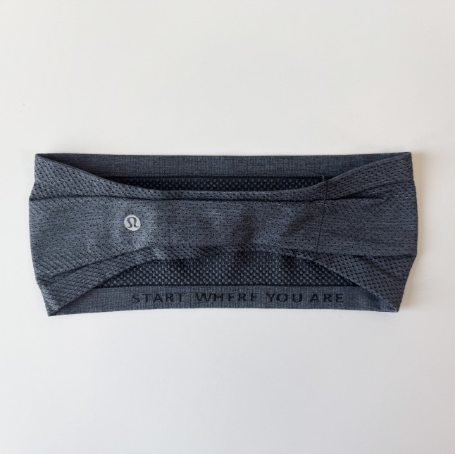 Lululemon Metal Vent Tech Seamless Wide Headband Black Solar Grey, Nike Dri-Fit ADV Ace Tennis Visor Black 착용 스타일 - 3