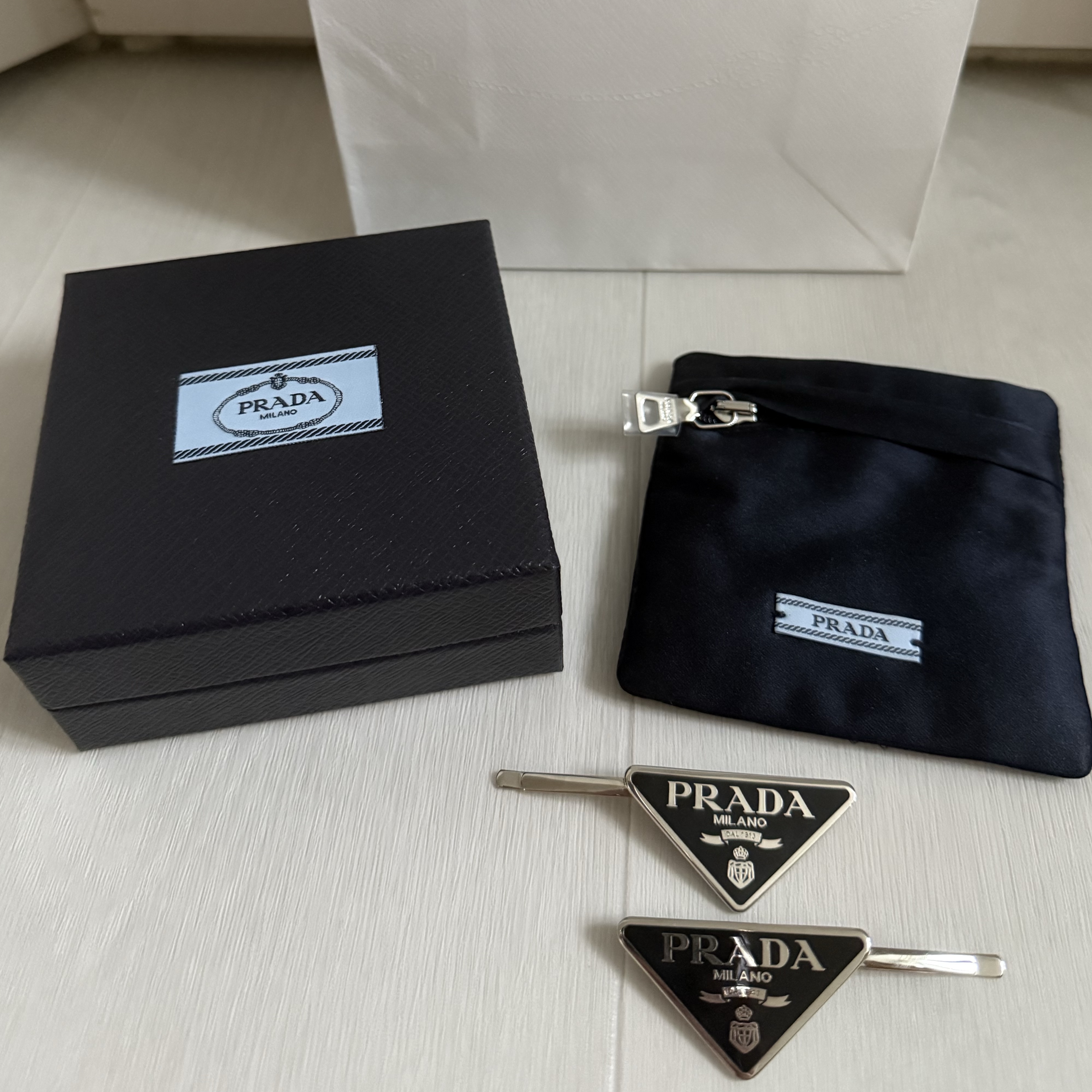 (W) Prada Metal Hair Clips Black 착용 스타일