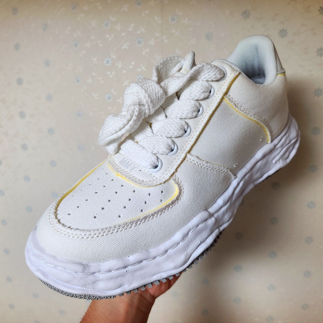Maison Mihara Yasuhi Wayne OG Sole Sneakers White 착용 스타일 - 1
