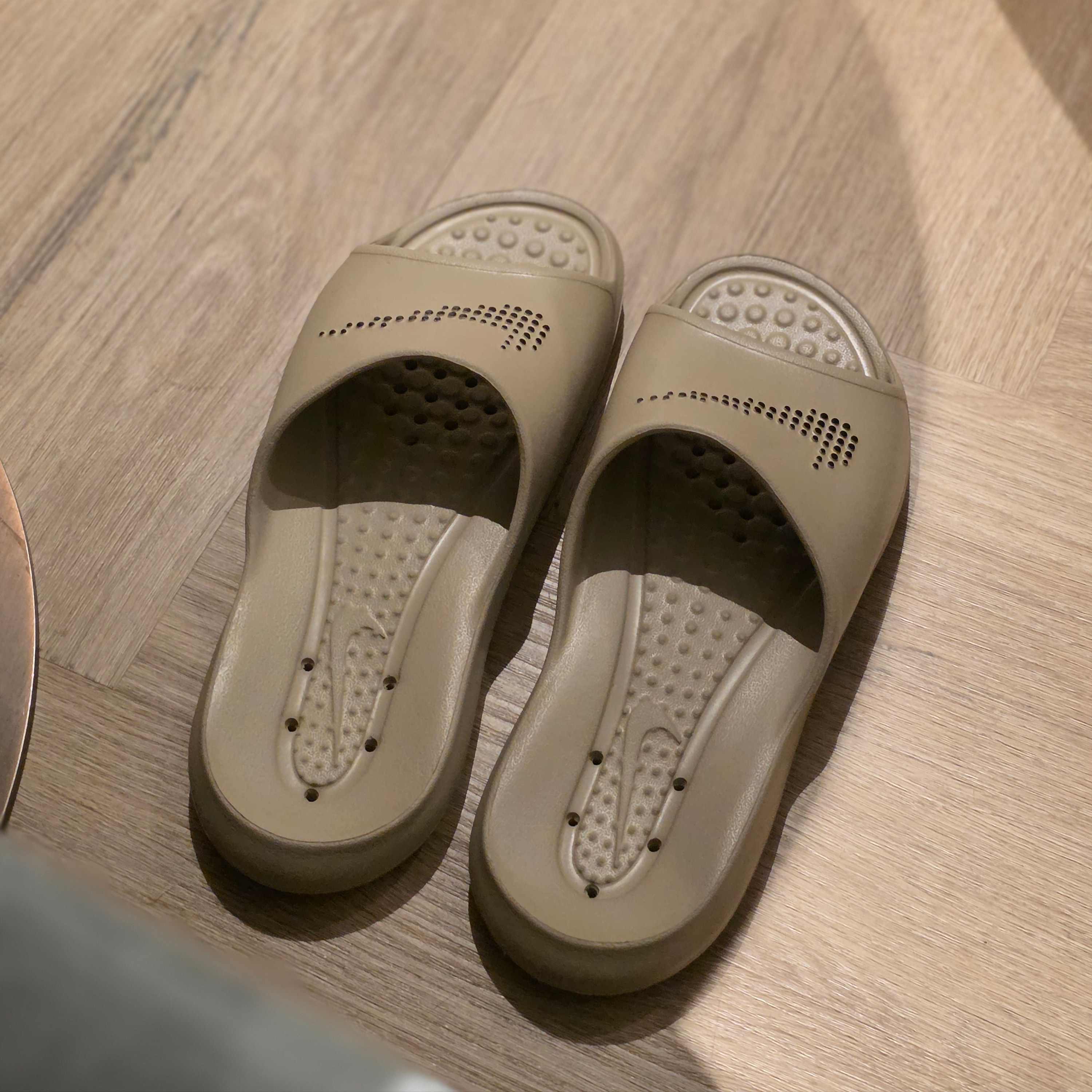 Nike Victori One Shower Slide Khaki 착용 스타일