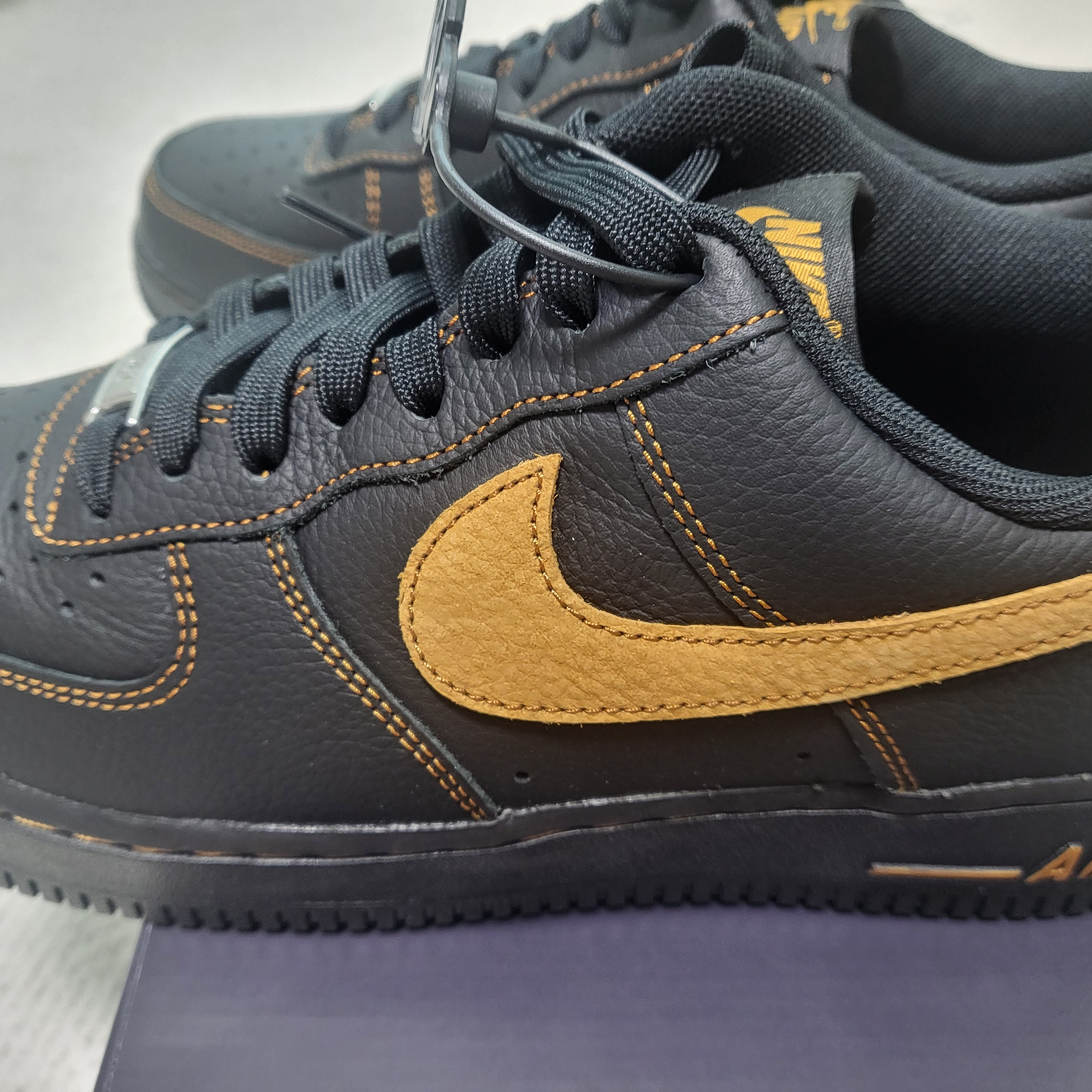 Nike Air Force 1 '07 LV8 Black Desert Ochre 착용 스타일 - 3