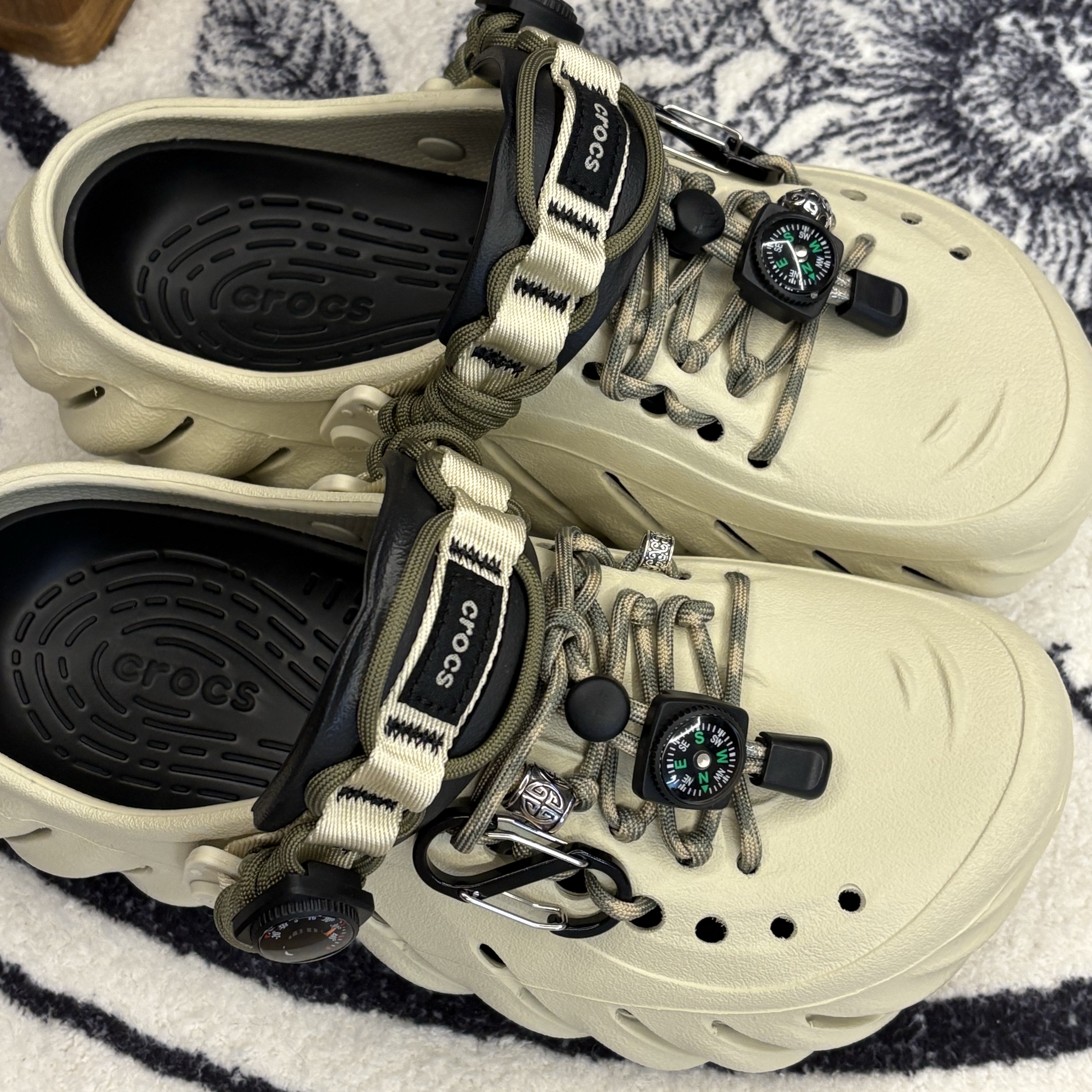 Crocs Echo Clog Bone Black 착용 스타일