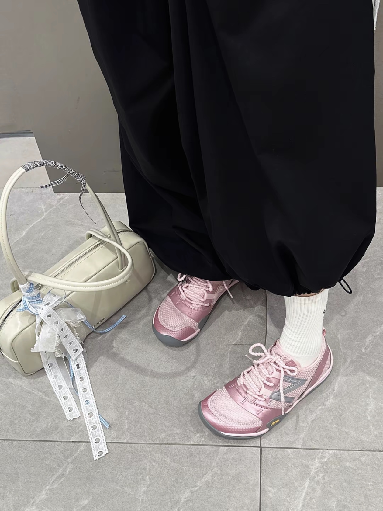 New Balance Minimus MT10O Slate Grey Silver Metallic, New Balance MT10O Rose Sugar Pink Taffy 착용 스타일 - 3
