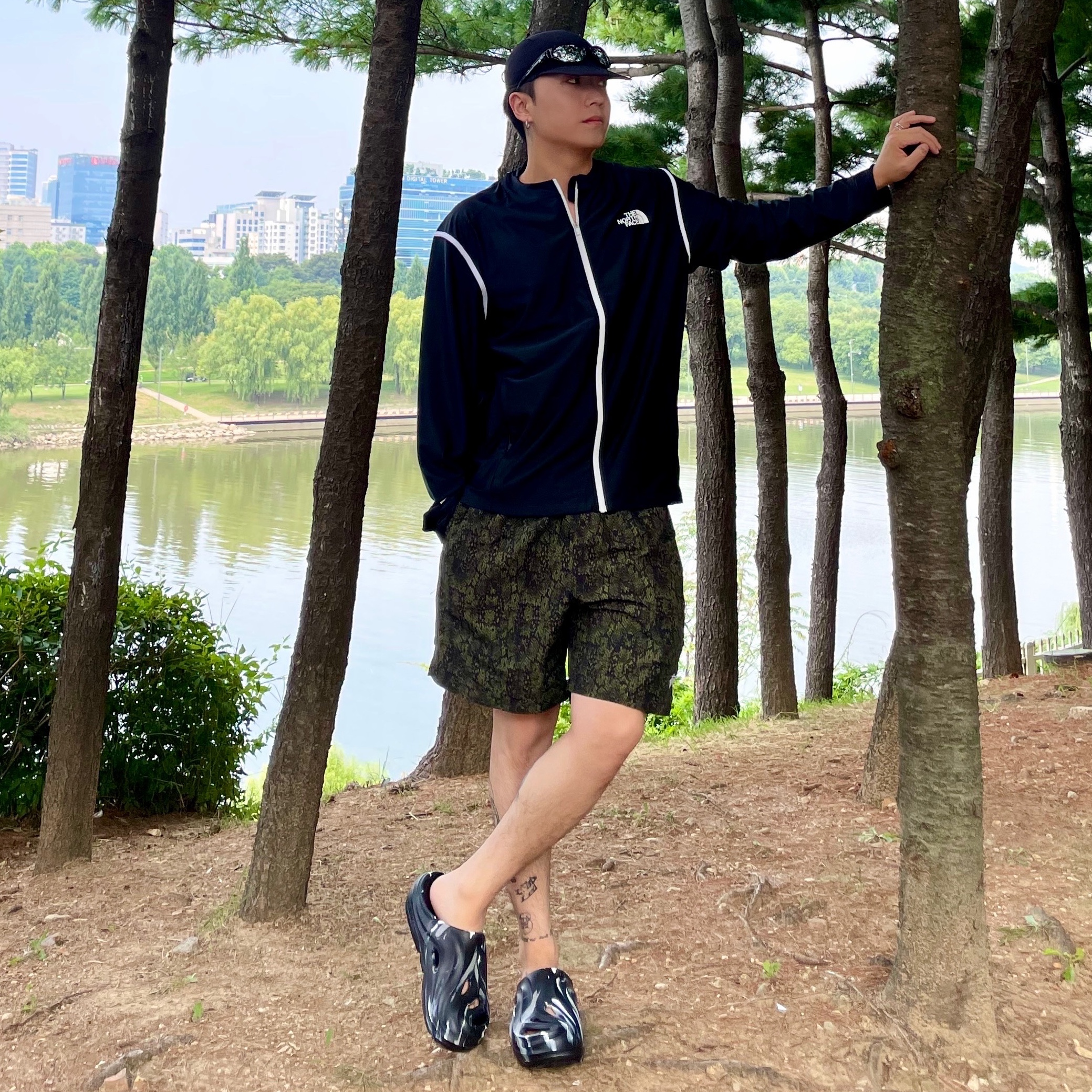 The North Face White Label Fiord Mule Jet Black, Roa Hiking Cap Black 착용 스타일 - 1