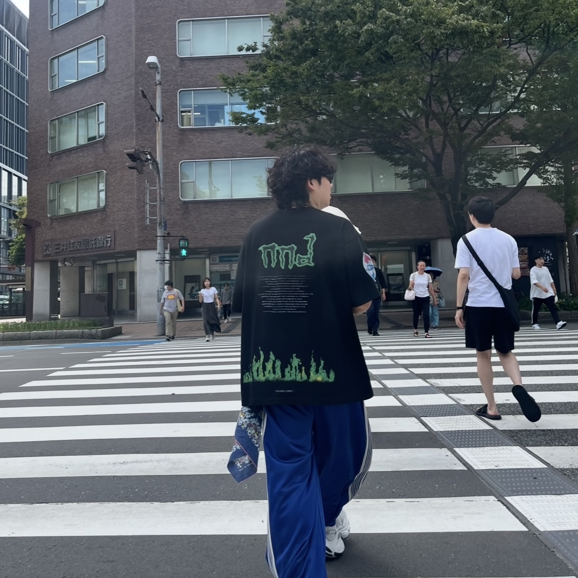 Needles H.D. Track Pants Poly Smooth Royal, Nonnod Soft Drink T-Shirt Washed Black 착용 스타일