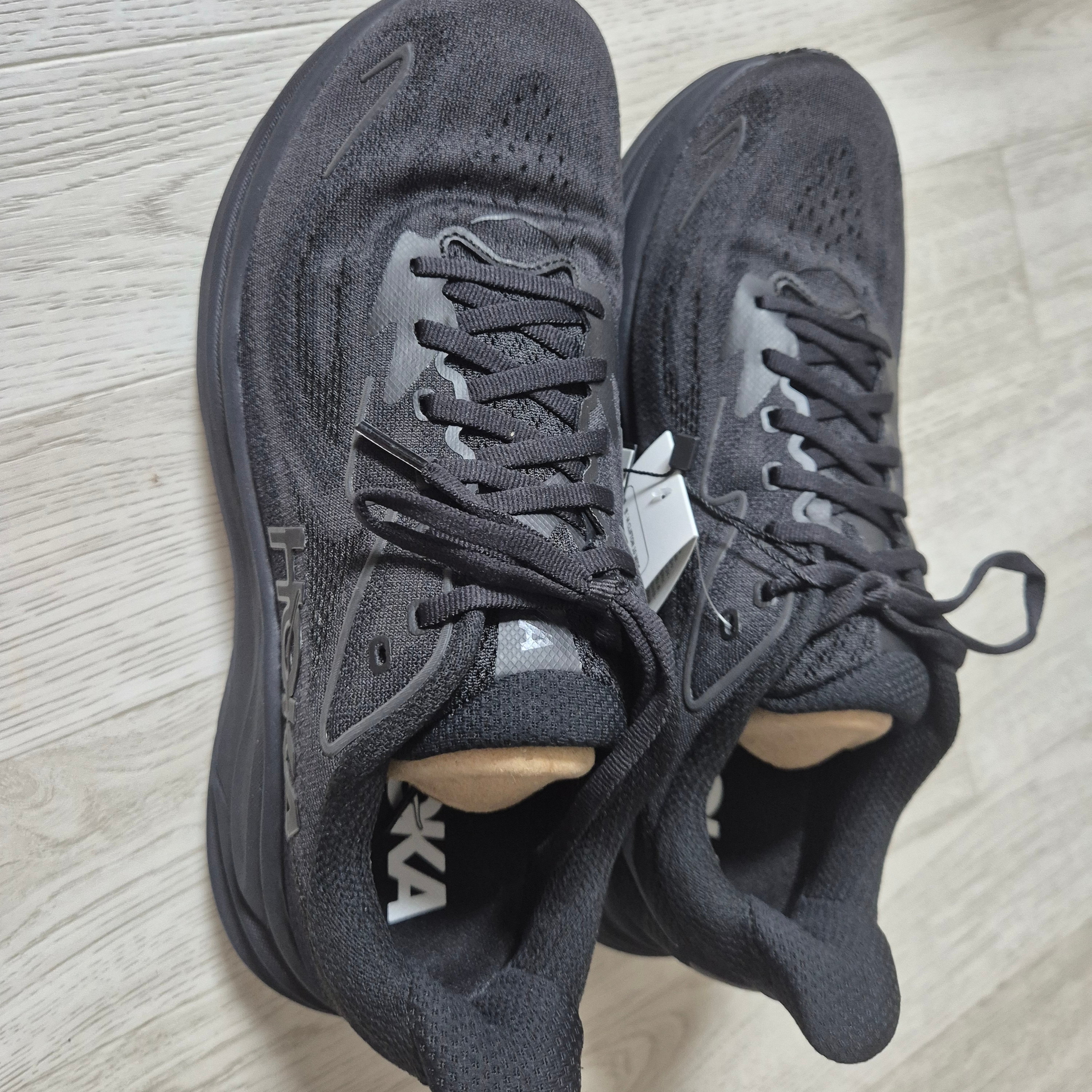 Hoka Clifton 10 Wide Black Black - 25FW 착용 스타일