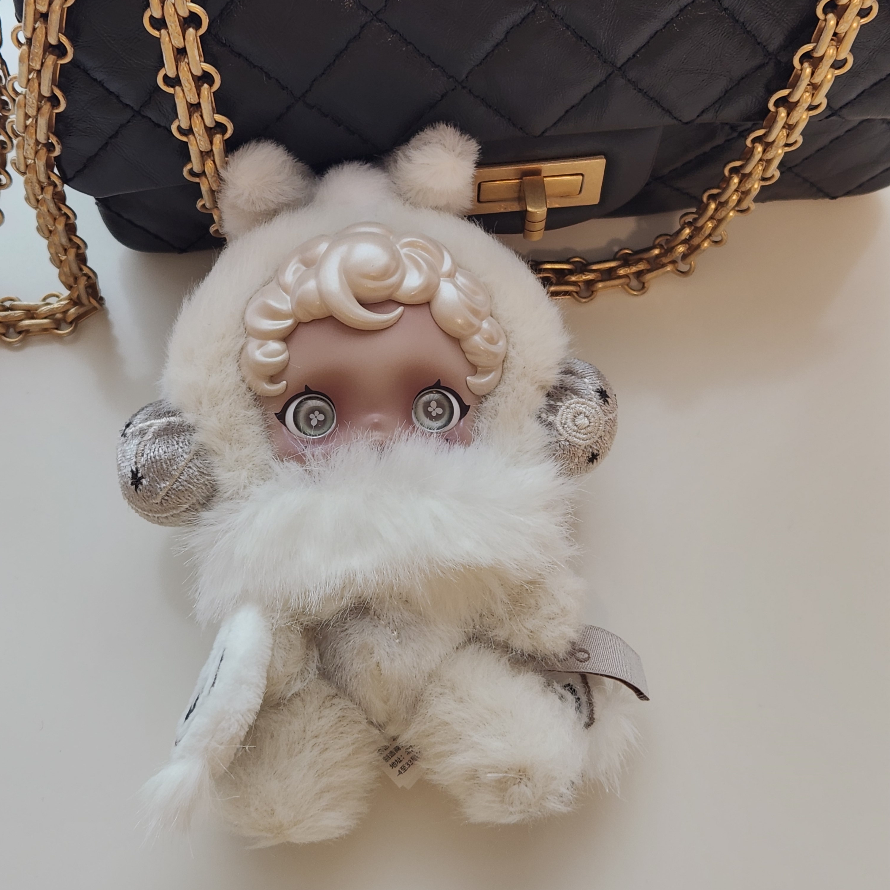 Pop Mart Skullpanda L’Impressionnisme Series Plush Doll Mist (Opened Case), Chanel Mini 2.55 Handbag Aged Calfskin & Gold Black 착용 스타일 - 1