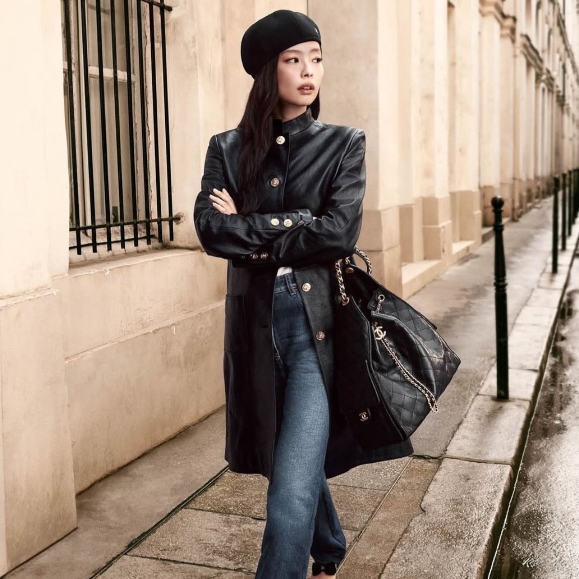 Chanel 25 Medium Handbag Grained Calfskin & Gold Black 착용 스타일