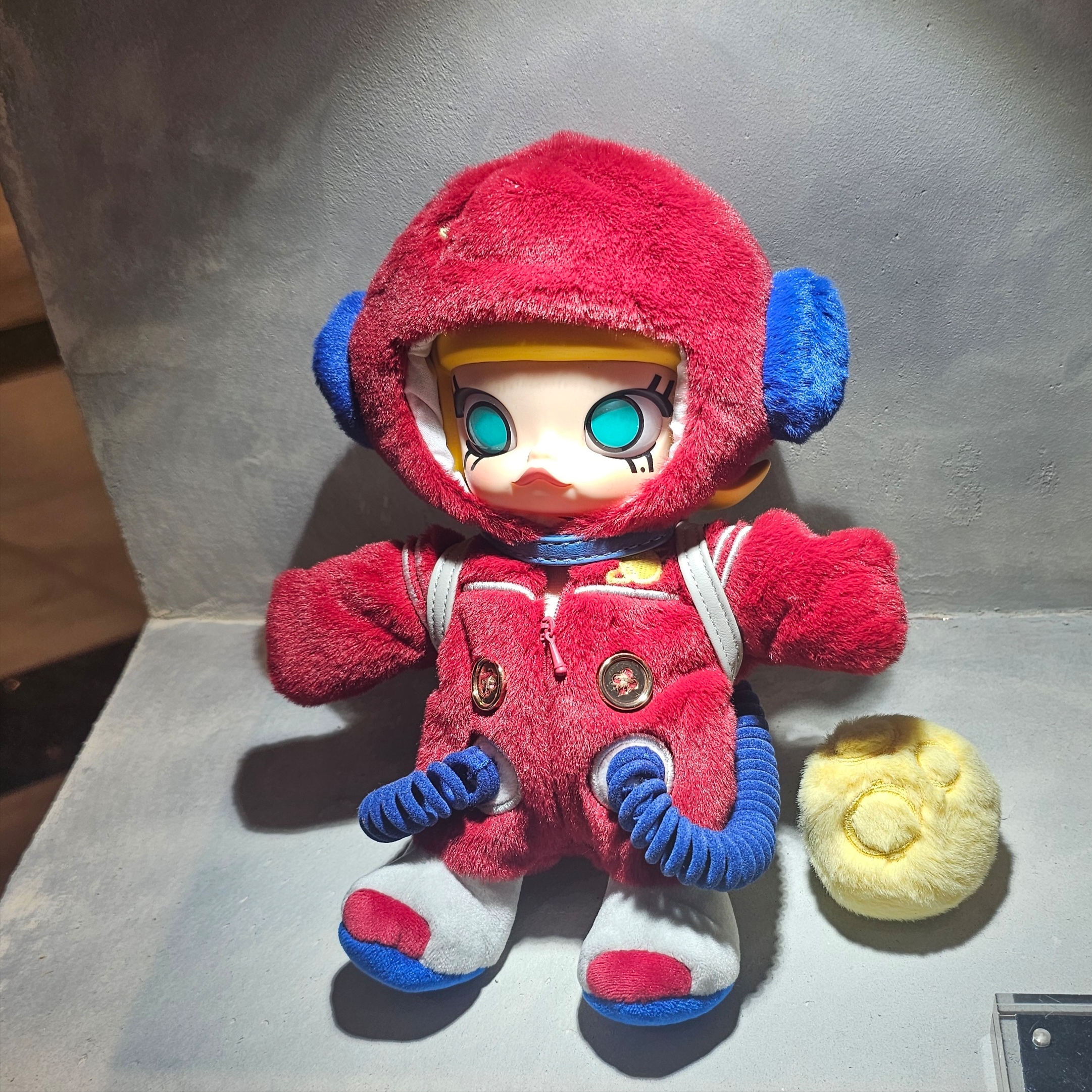 Pop Mart Molly Hello, Moon 1/8 Action Figure, Helinox x Nike SNKRS Lounge Cafe Chair Navy 착용 스타일 - 1