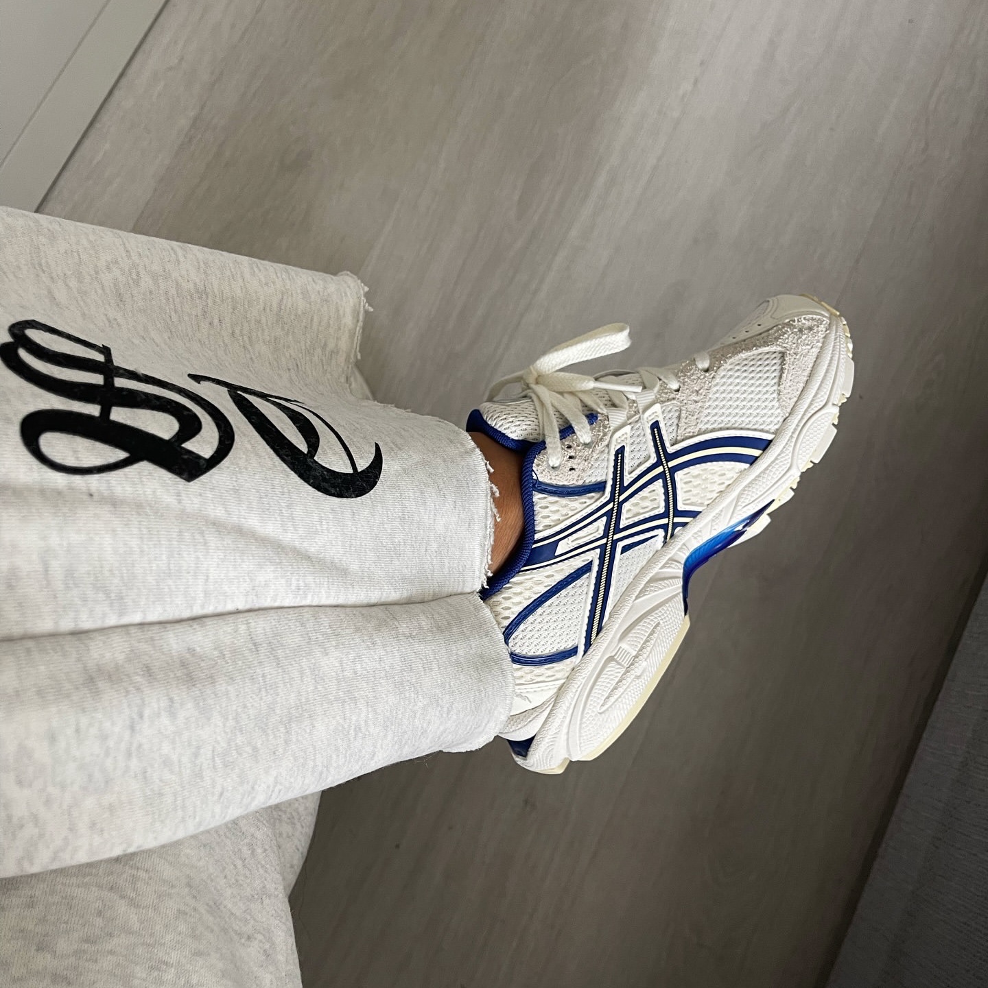 Asics x END. Gel-Nimbus 10.1 Snow White Sodalite Blue 착용 스타일 - 6