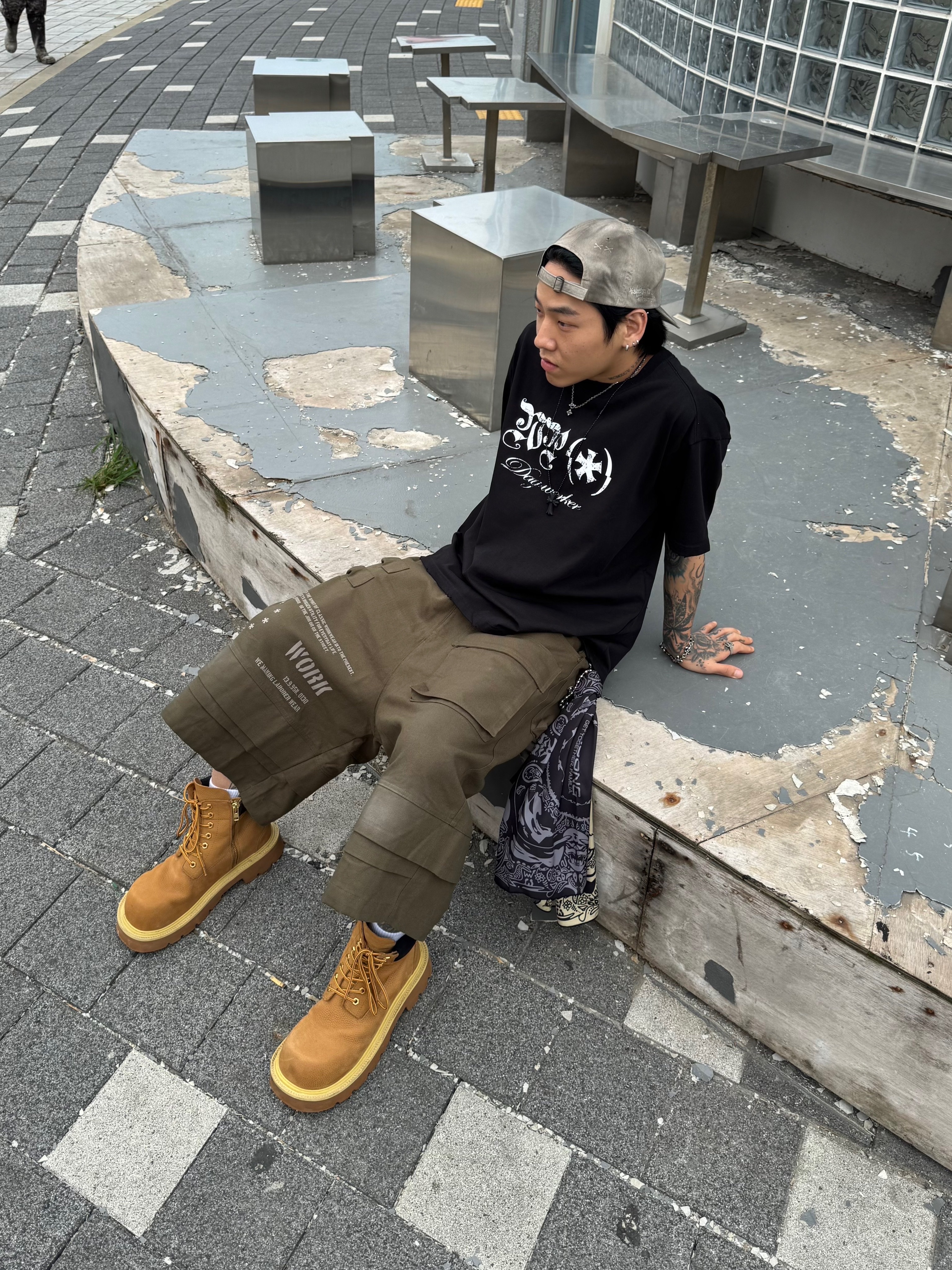 Wapworks Engineered Oxford Bermuda Khaki, Wapworks Dayworker T-Shirt Black 착용 스타일 - 1