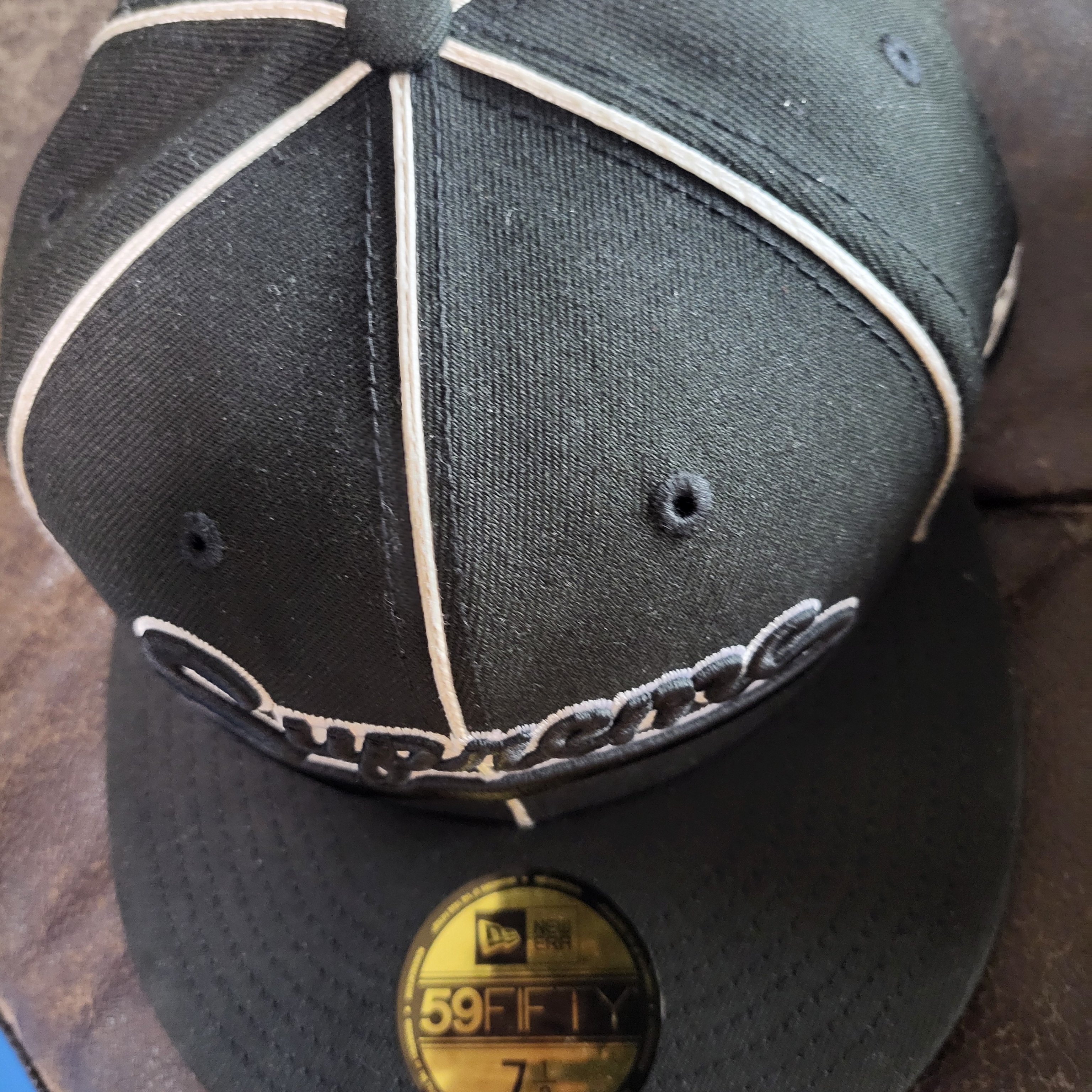 Supreme Piping Script Logo New Era Black - 25SS 착용 스타일