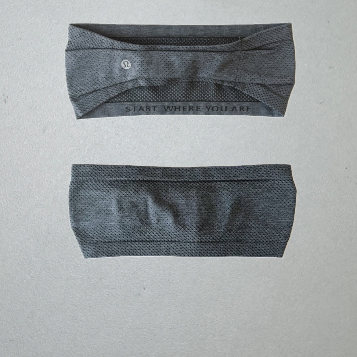 Lululemon Metal Vent Tech Seamless Wide Headband Black Solar Grey, Nike Dri-Fit ADV Ace Tennis Visor Black 착용 스타일 - 1
