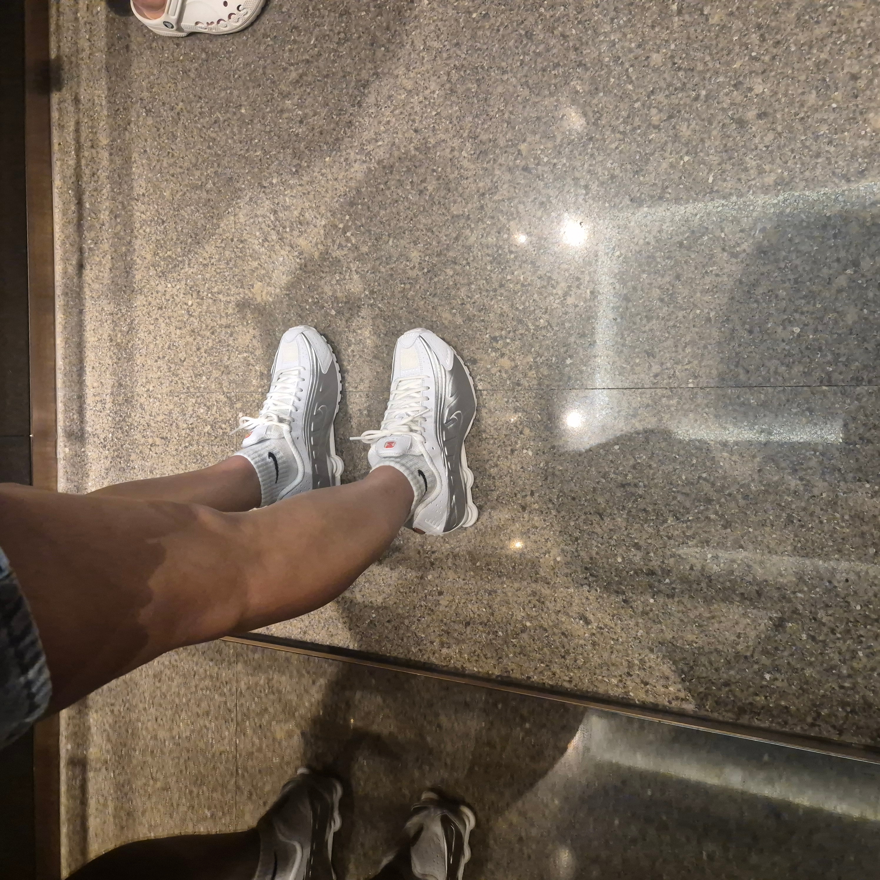 (W) Nike Shox R4 White Metallic Silver 착용 스타일 - 2