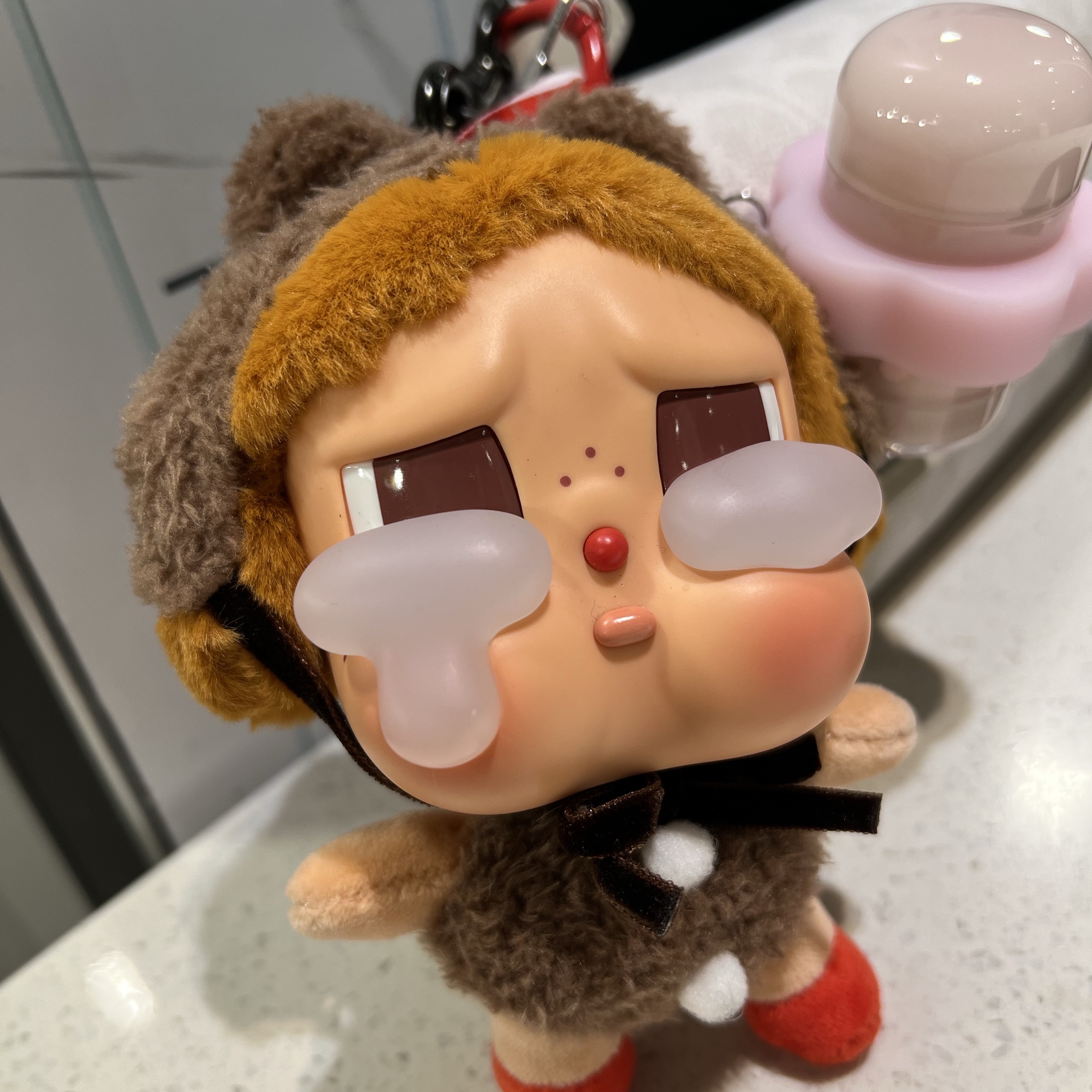 Pop Mart Crybaby Crying Again Series Plush Keyring Love Makes Us Cry (Opened Case) 착용 스타일