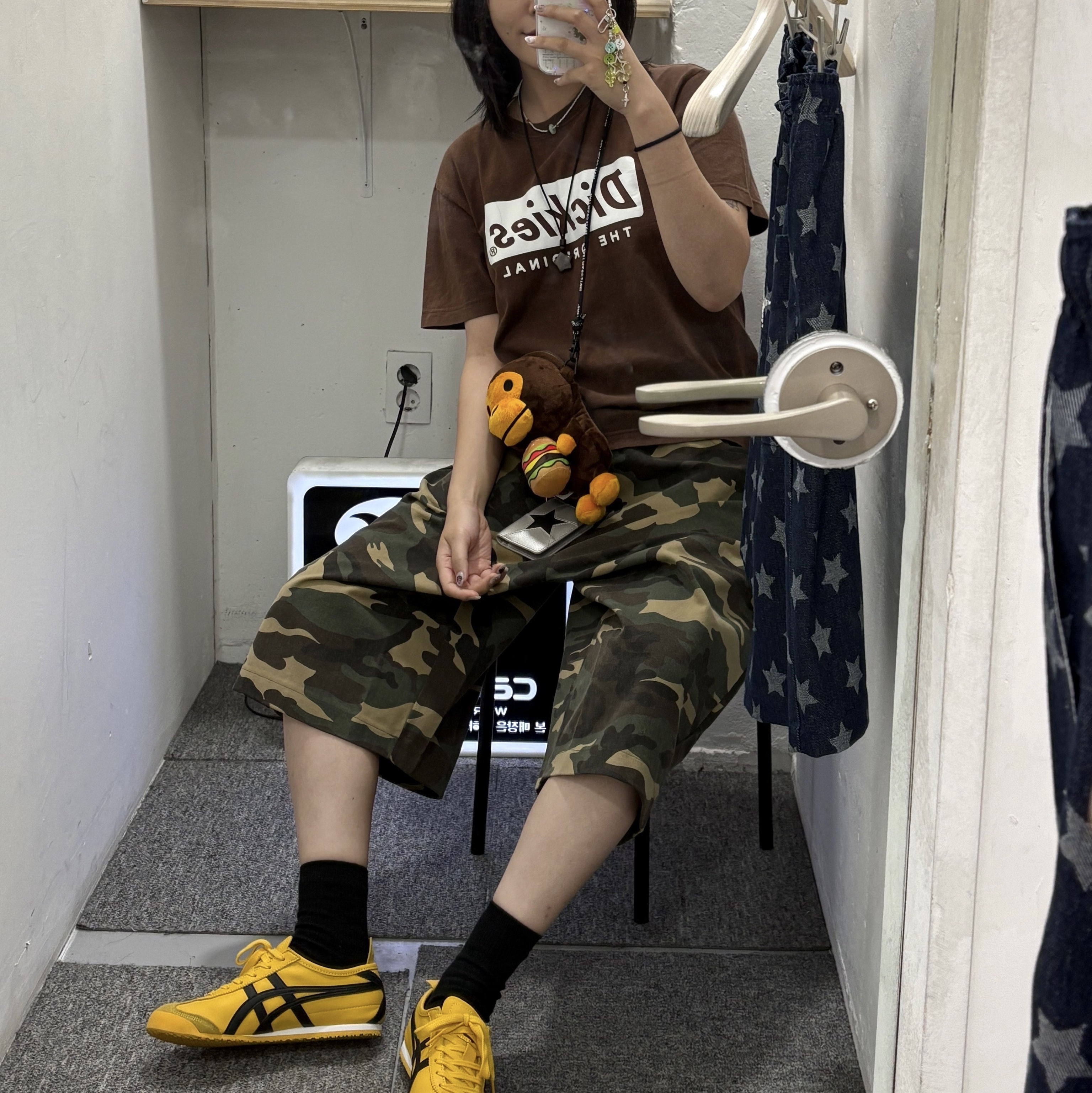 SLOW RECORD HOUSE Carpenter Bermuda Wide Camo Pants Vintage Green, BAPE Baby Milo Mobile Bag 1 Brown 착용 스타일